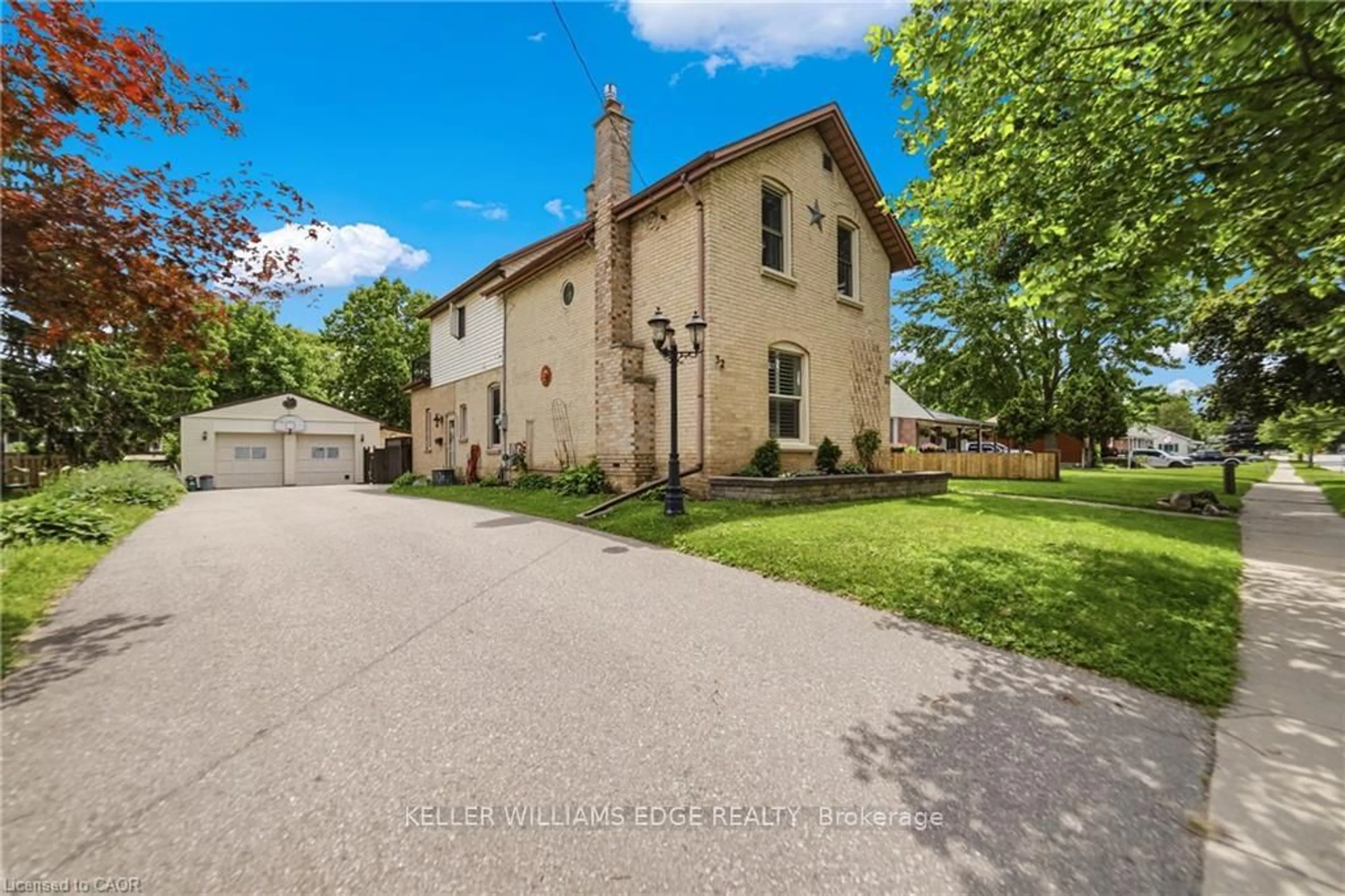 A pic from outside/outdoor area/front of a property/back of a property/a pic from drone, street for 32 Clench Ave, Brantford Ontario N3T 1B6