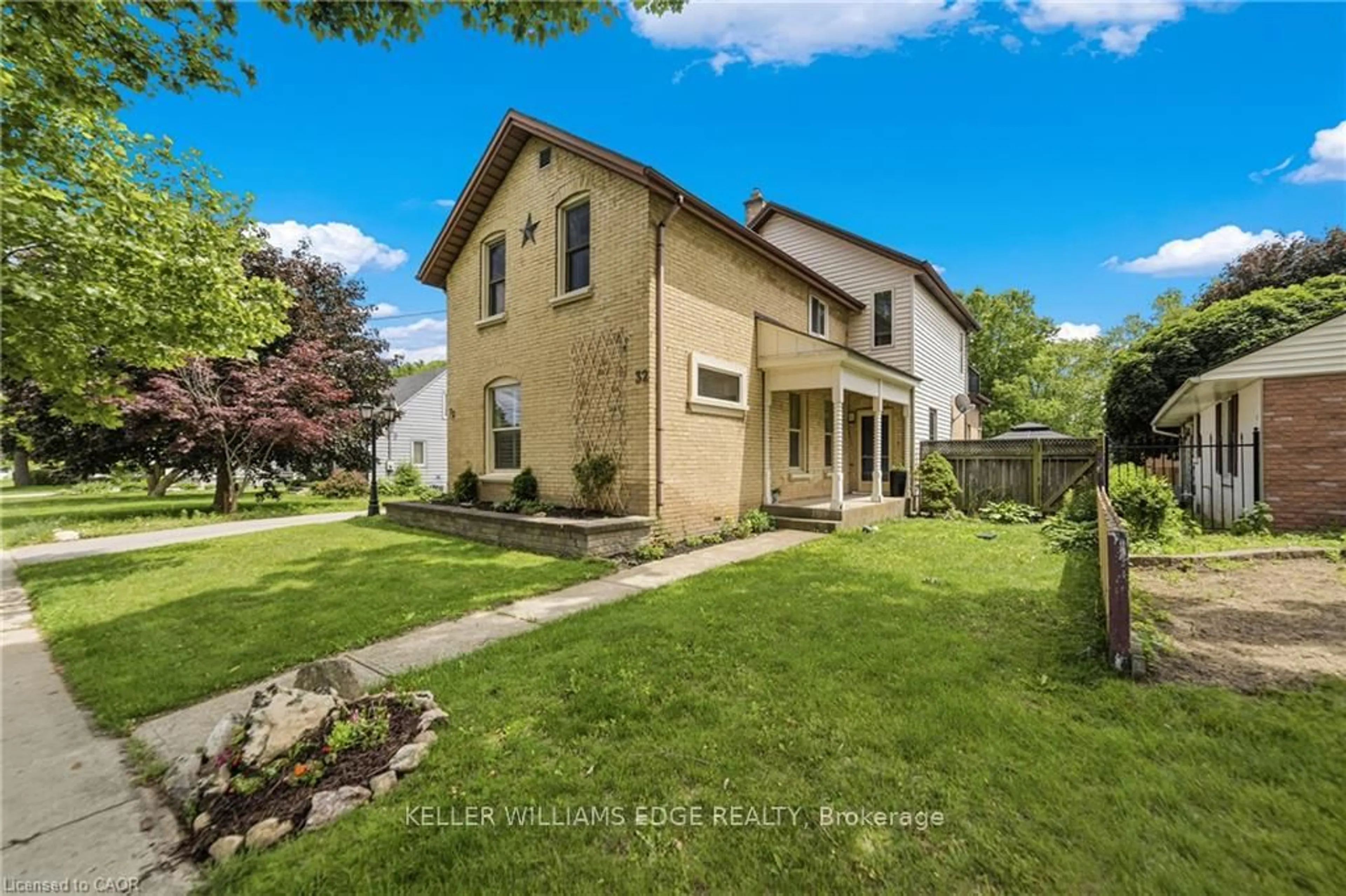 A pic from outside/outdoor area/front of a property/back of a property/a pic from drone, street for 32 Clench Ave, Brantford Ontario N3T 1B6
