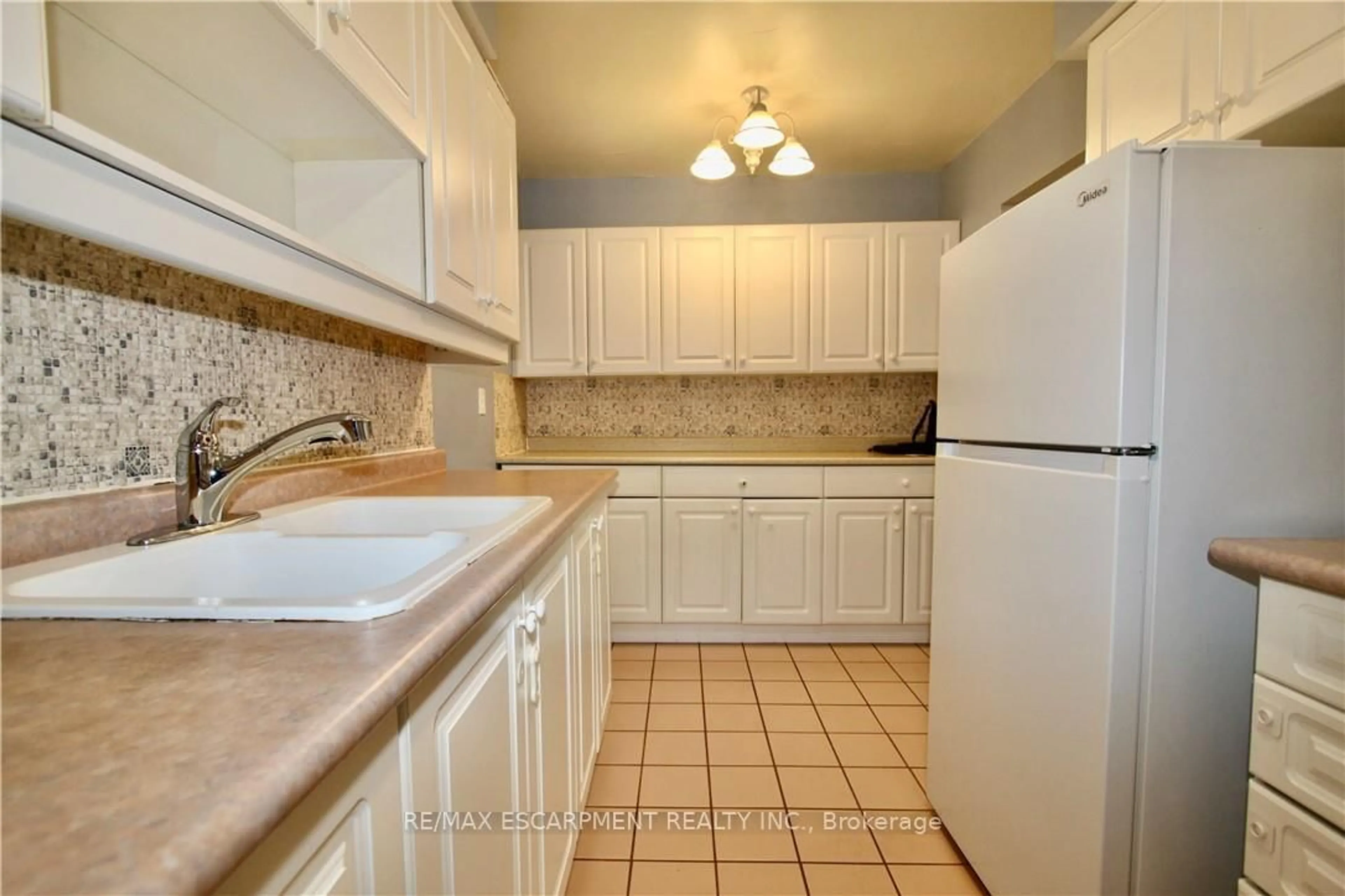 Standard kitchen, ceramic/tile floor for 1964 Main St #802, Hamilton Ontario L8S 1J5