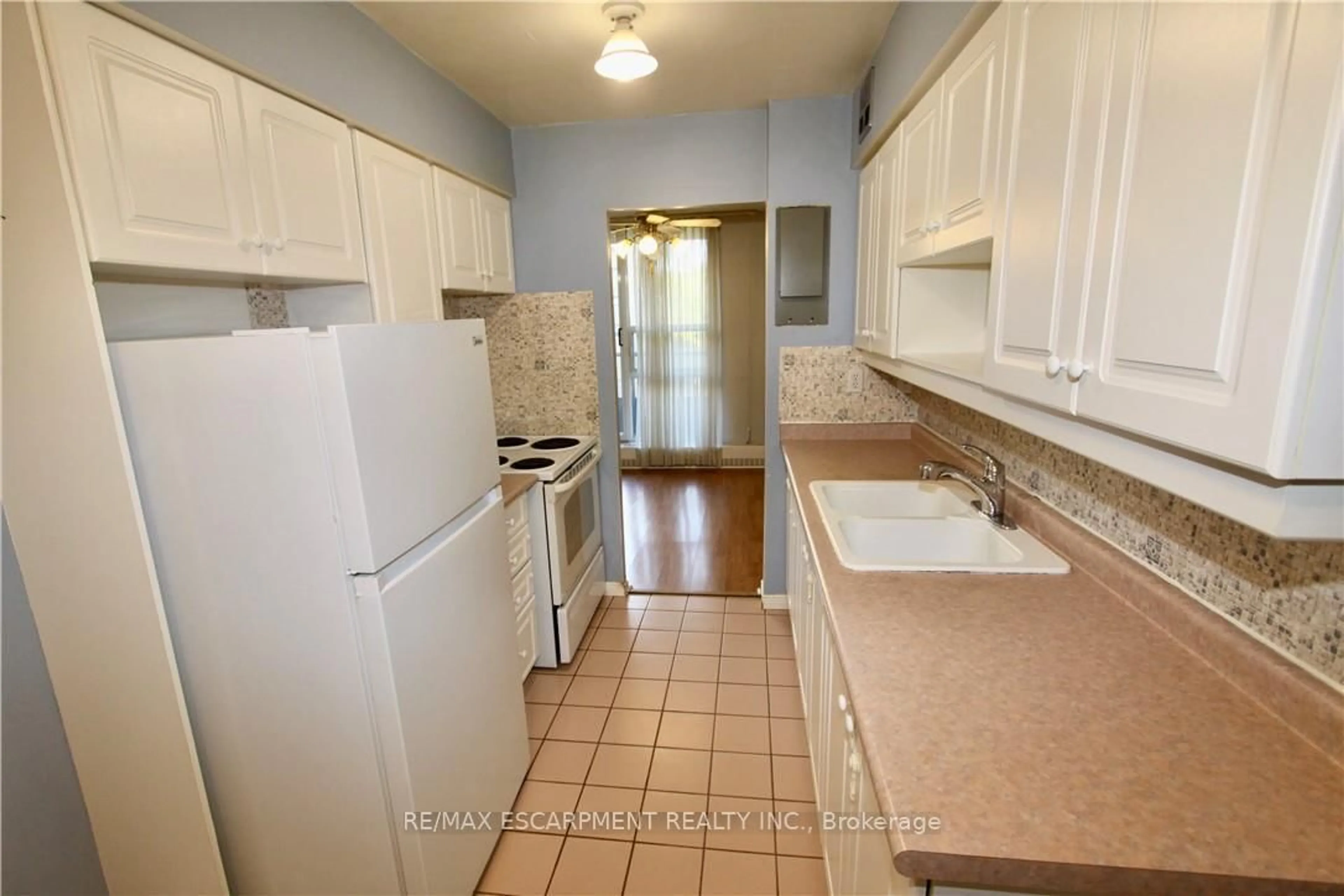 Standard kitchen, ceramic/tile floor for 1964 Main St #802, Hamilton Ontario L8S 1J5