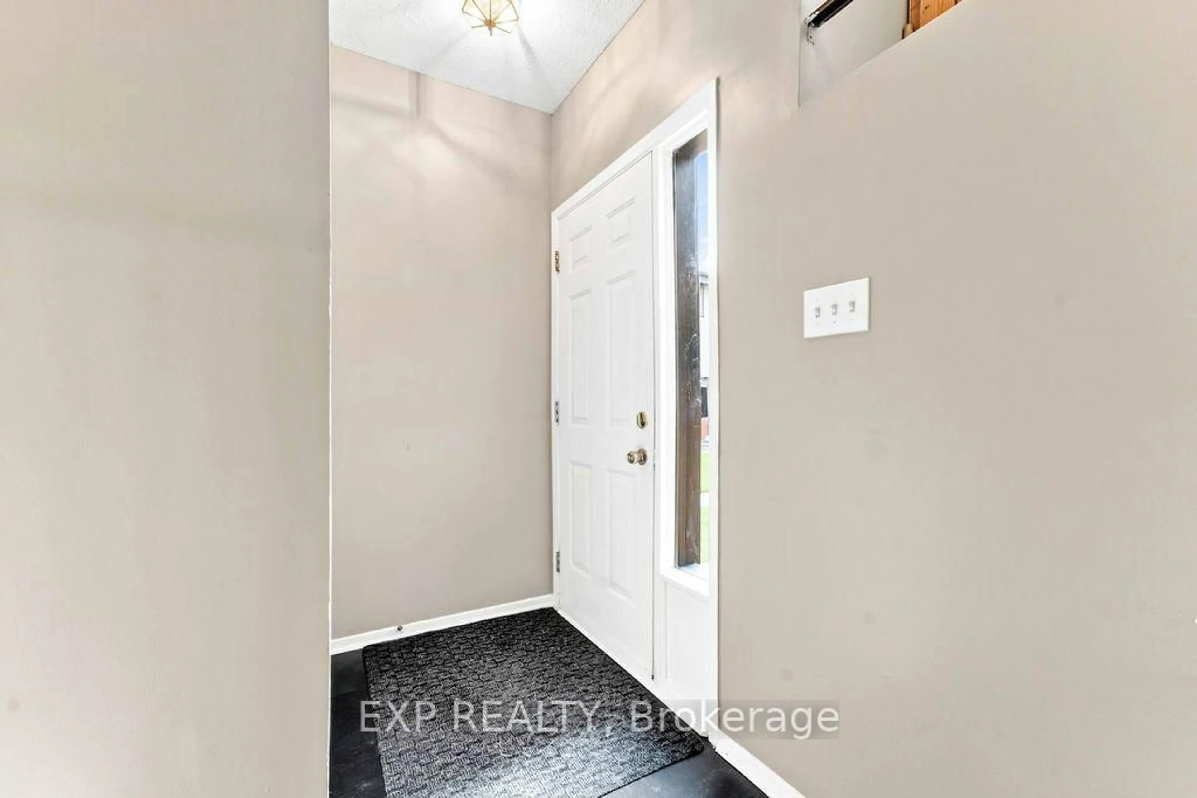 Indoor entryway for 30A WOODVALE Green #30A, Ottawa Ontario K2G 4H4