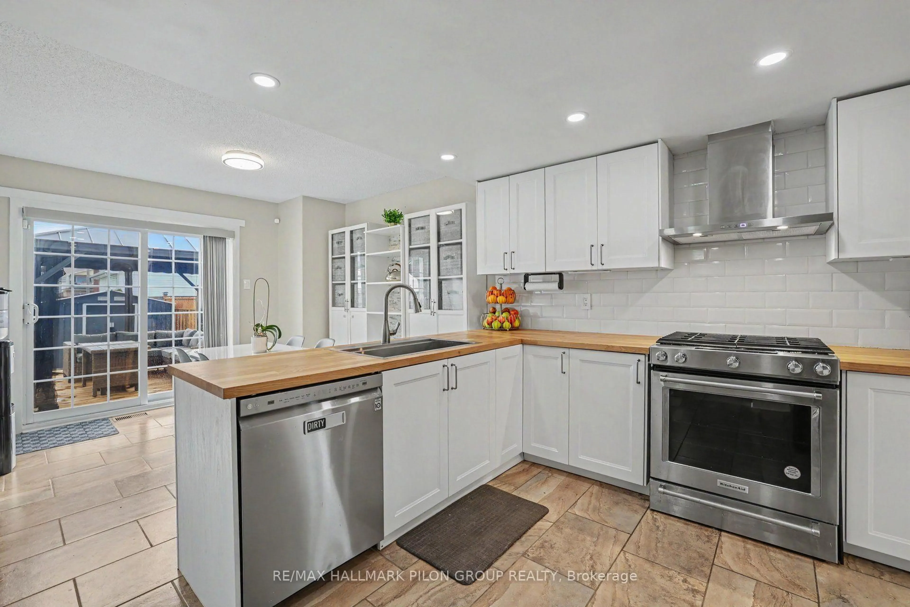 Open concept kitchen, ceramic/tile floor for 1689 Champneuf Dr, Ottawa Ontario K1C 4V1