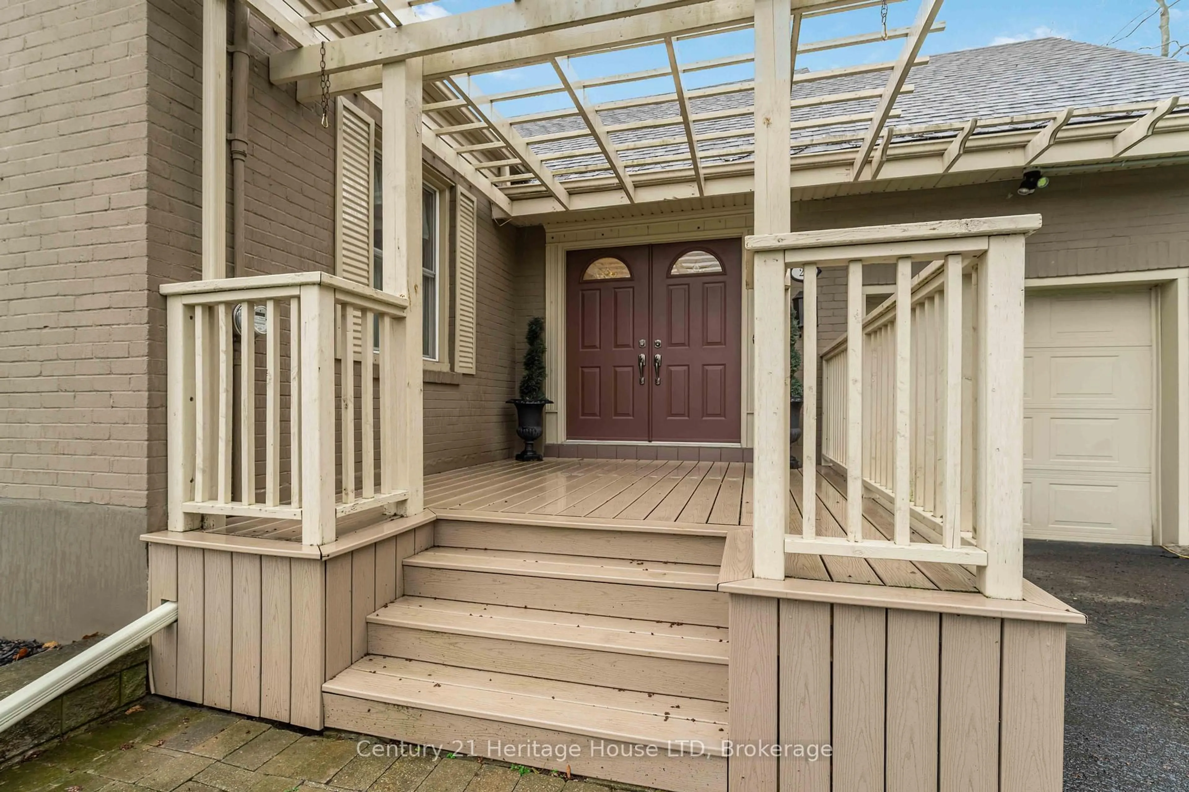 Indoor entryway for 25 GLENVIEW Ave, Welland Ontario L3C 4K2