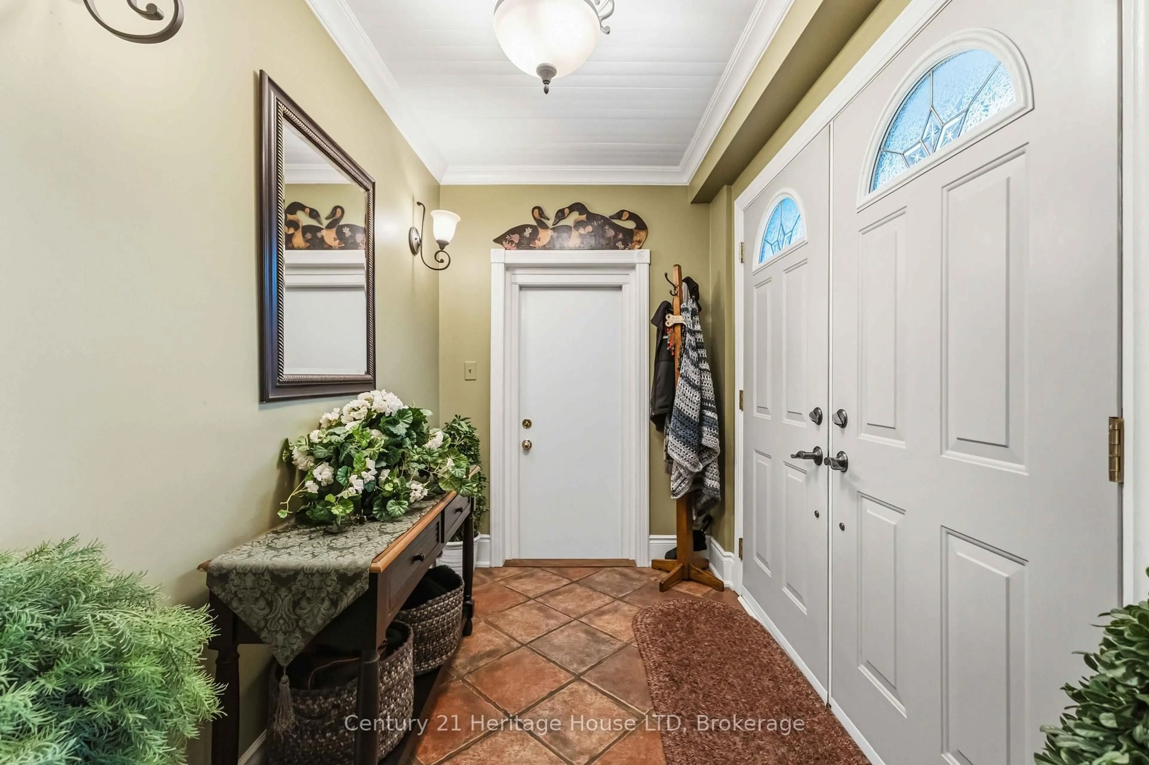Indoor entryway for 25 GLENVIEW Ave, Welland Ontario L3C 4K2