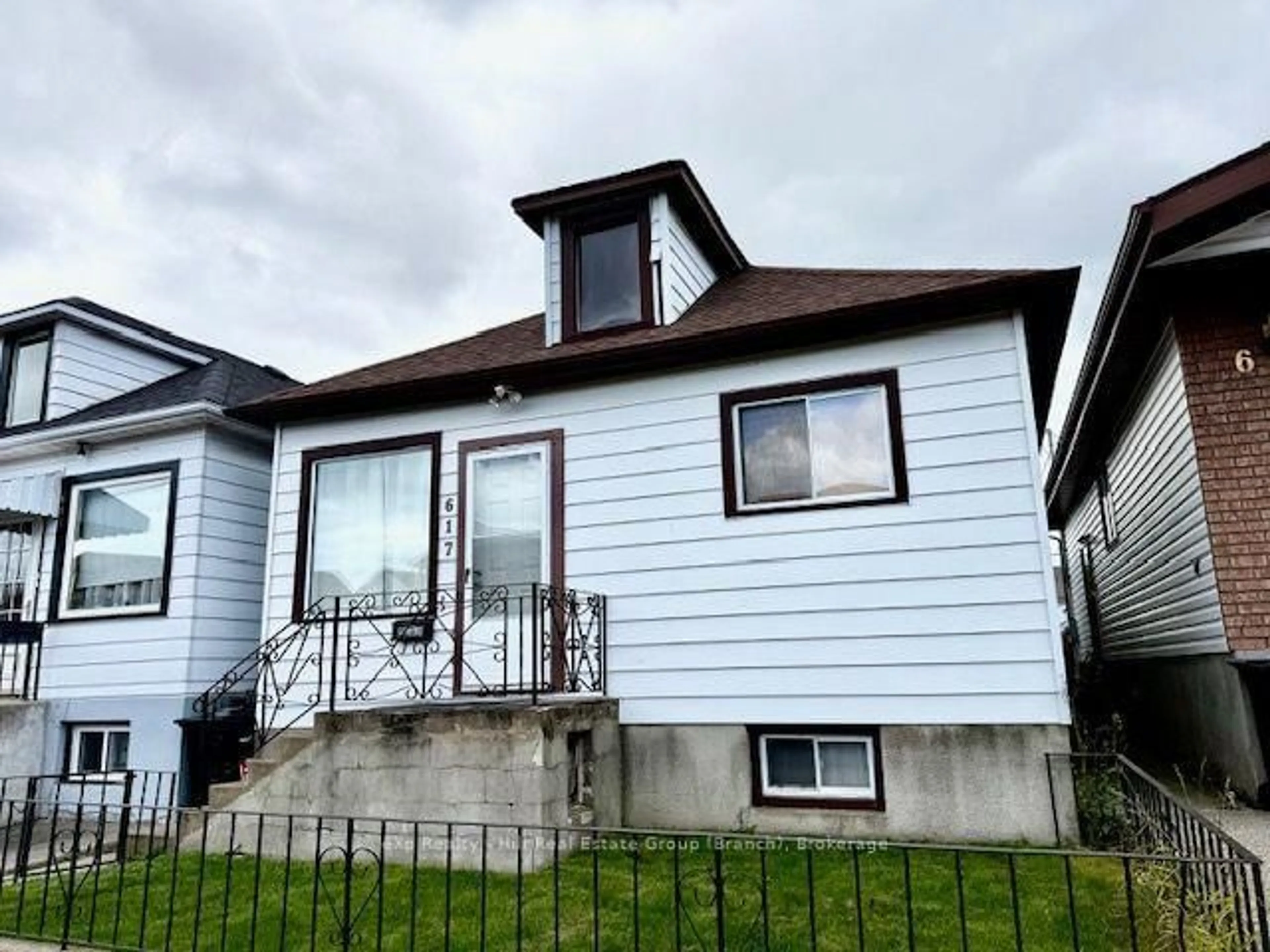 Home with vinyl exterior material, street for 617 McTavish St, Thunder Bay Ontario P7C 3C5