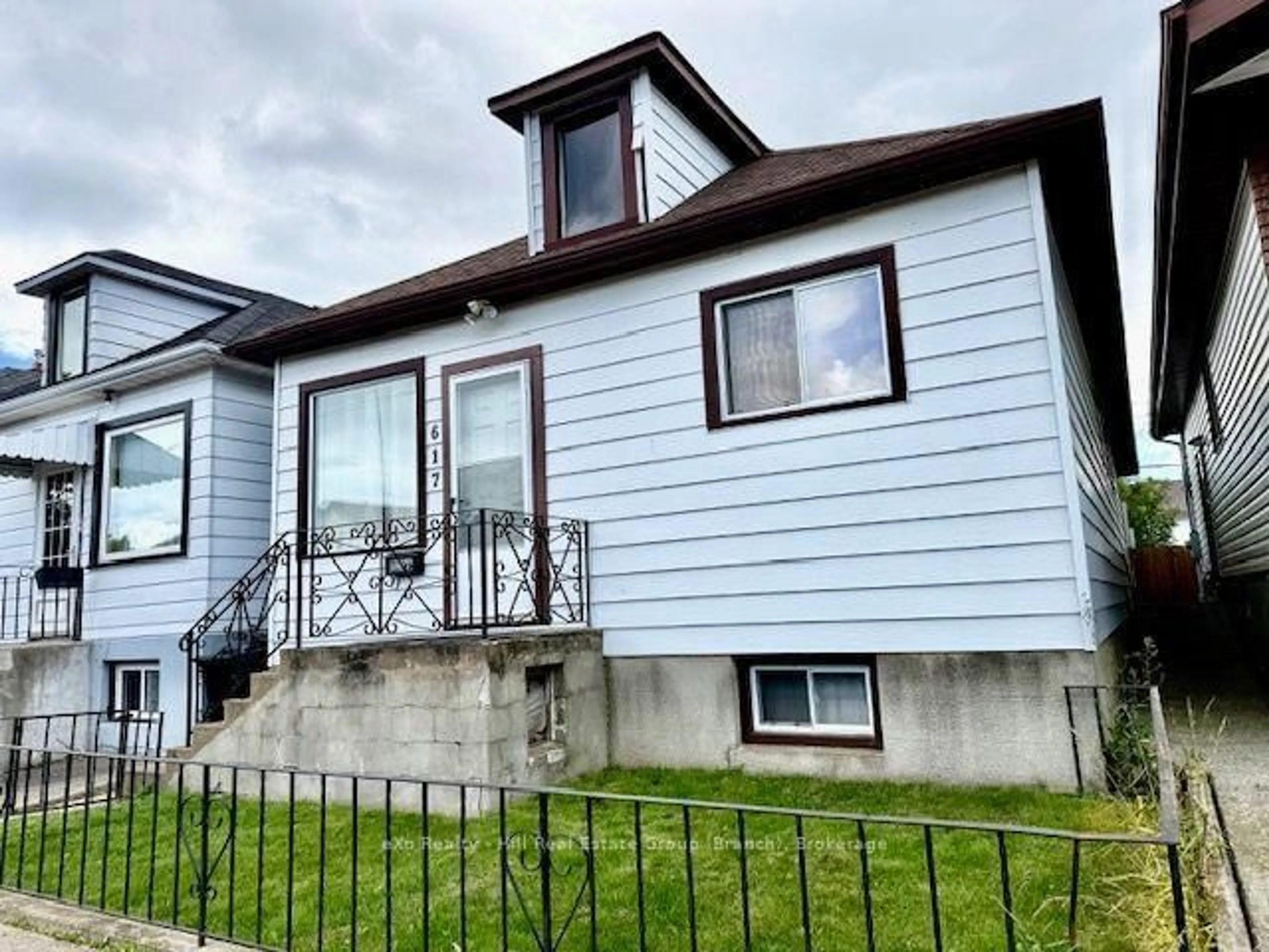 Home with vinyl exterior material, street for 617 McTavish St, Thunder Bay Ontario P7C 3C5