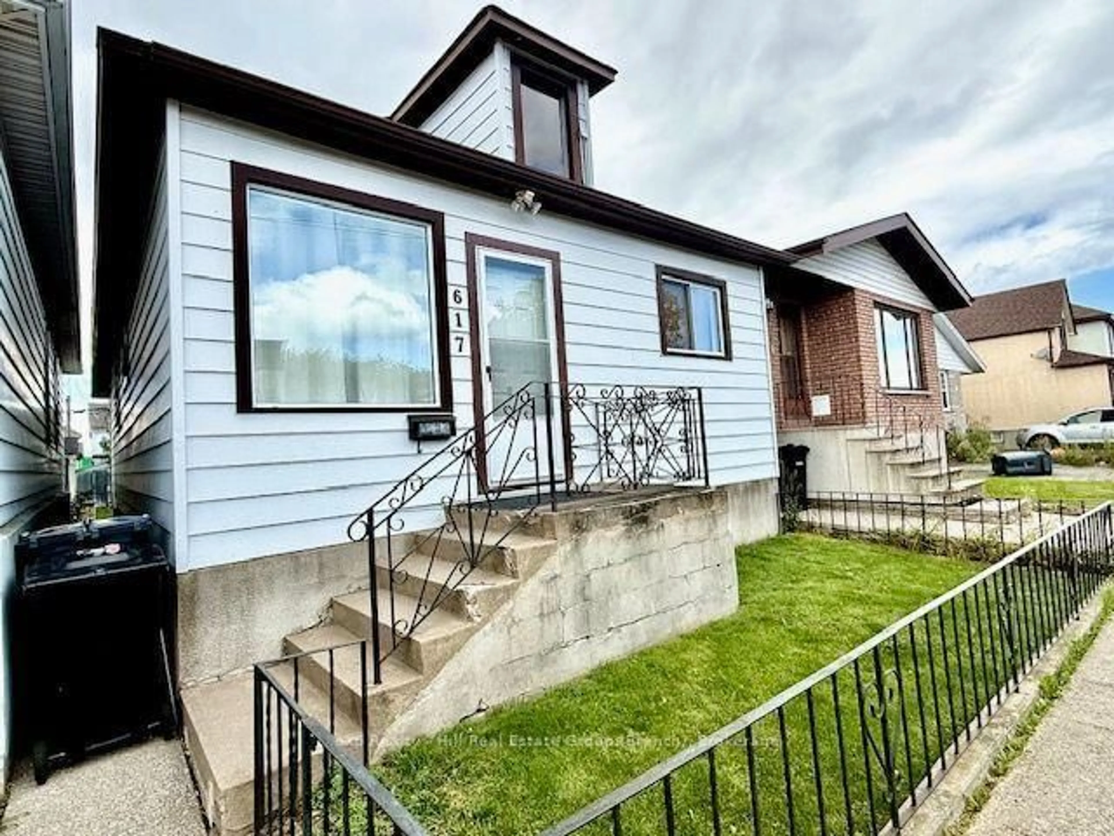 Home with vinyl exterior material, street for 617 McTavish St, Thunder Bay Ontario P7C 3C5