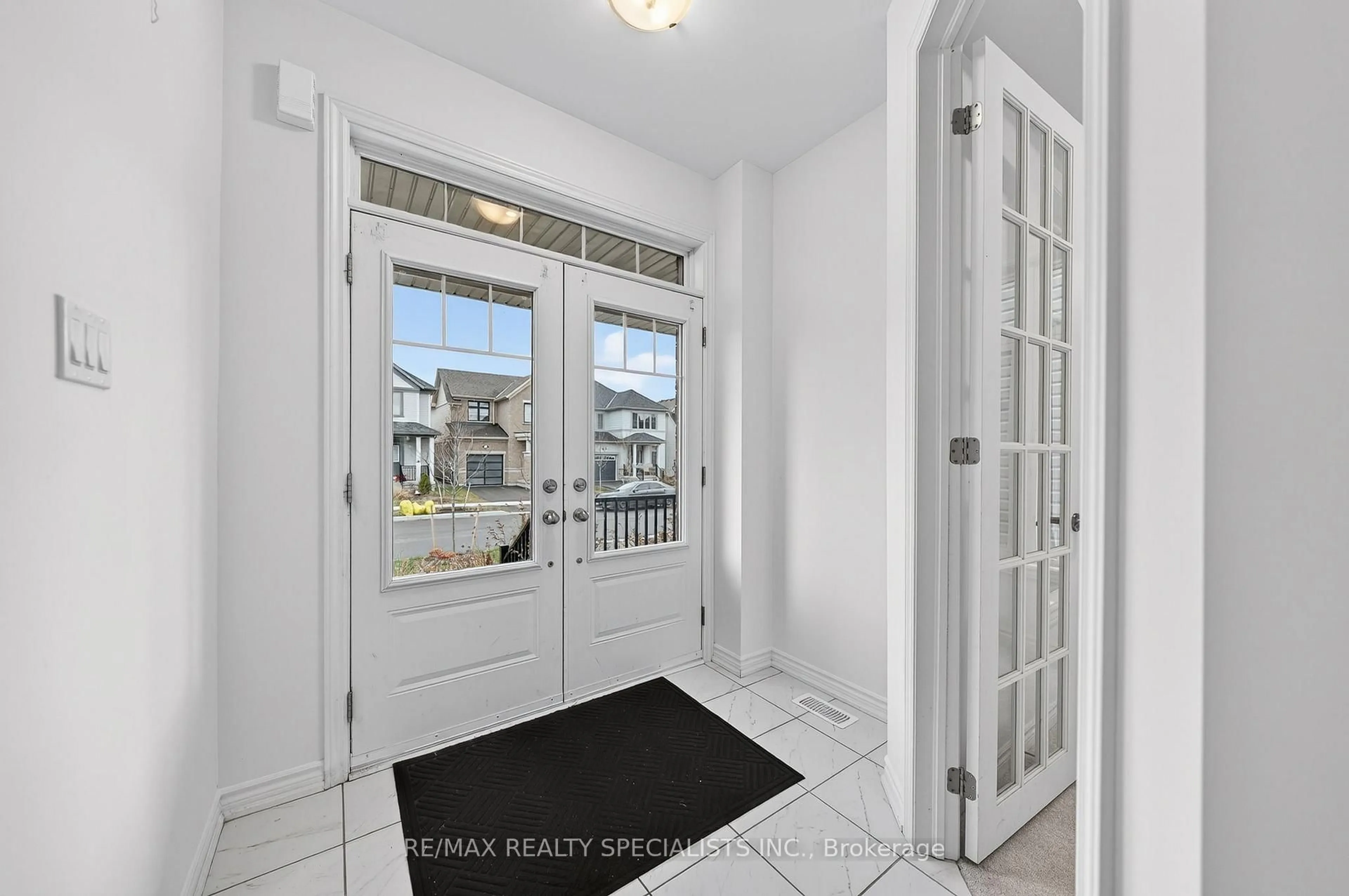 Indoor entryway for 27 Harpin Way, Centre Wellington Ontario N1M 0H8