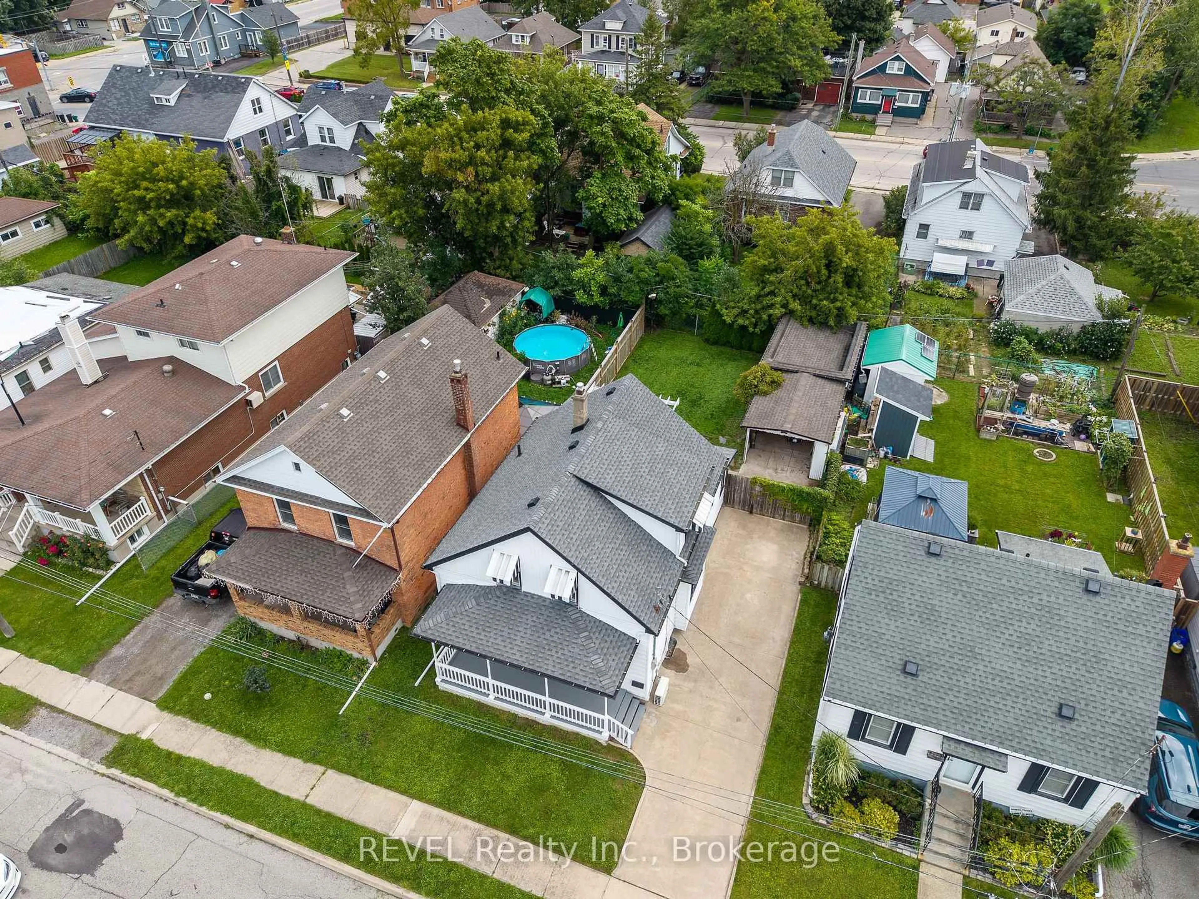 A pic from outside/outdoor area/front of a property/back of a property/a pic from drone, street for 14 Battle St, Thorold Ontario L2V 3W2