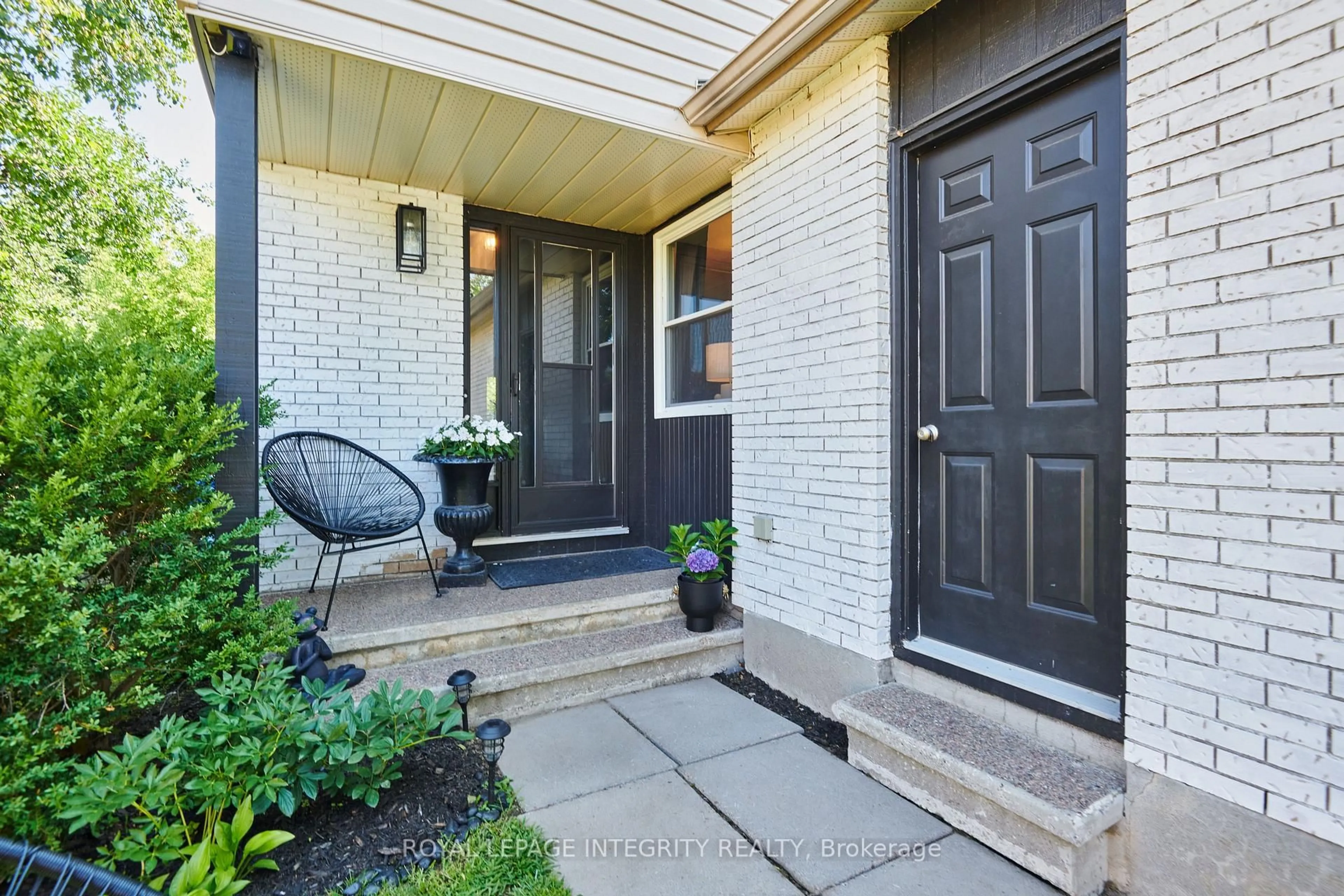 Indoor entryway for 209 SHERWAY Dr, Barrhaven Ontario K2J 2B3