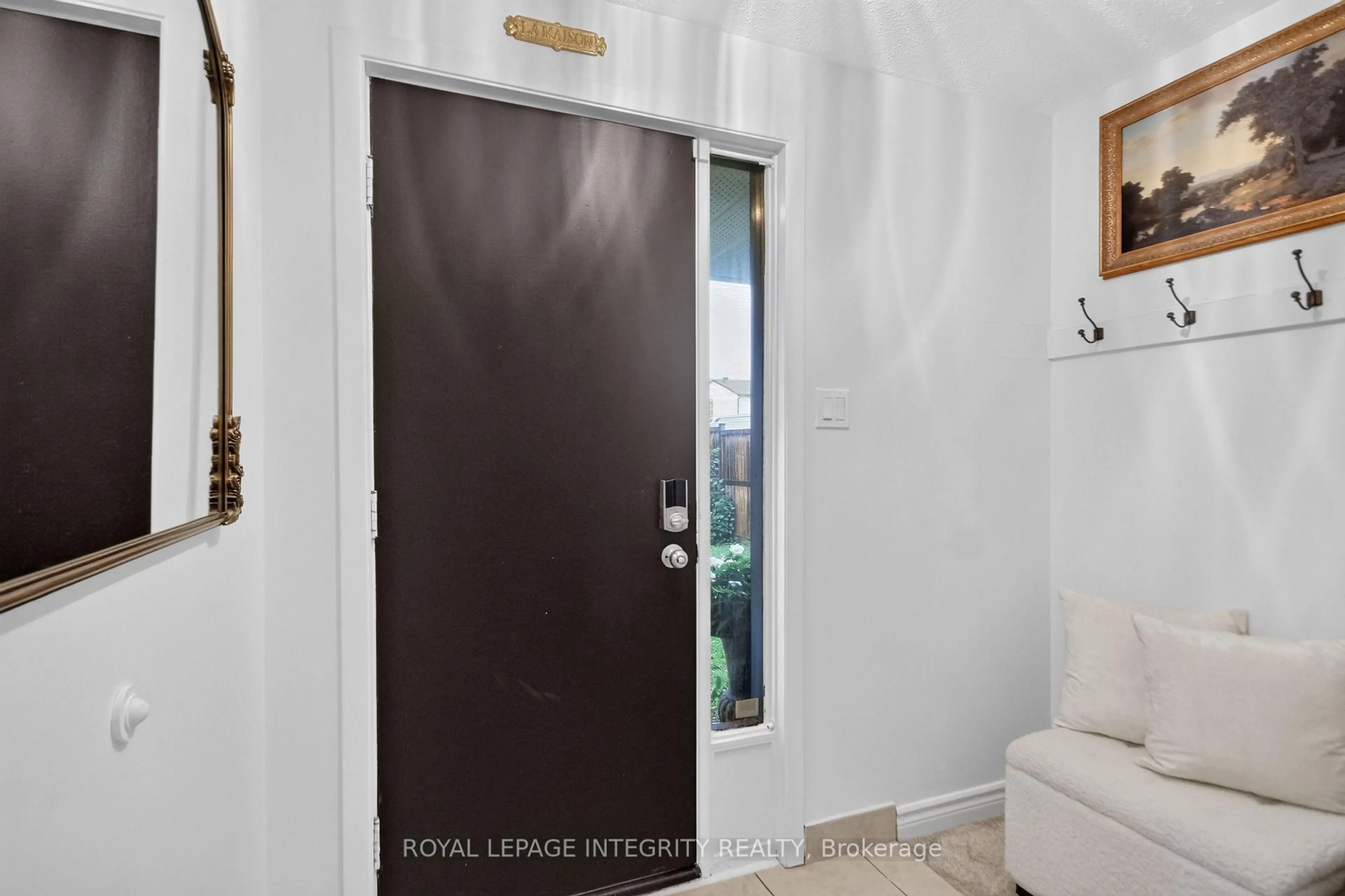 Indoor entryway for 209 SHERWAY Dr, Barrhaven Ontario K2J 2B3