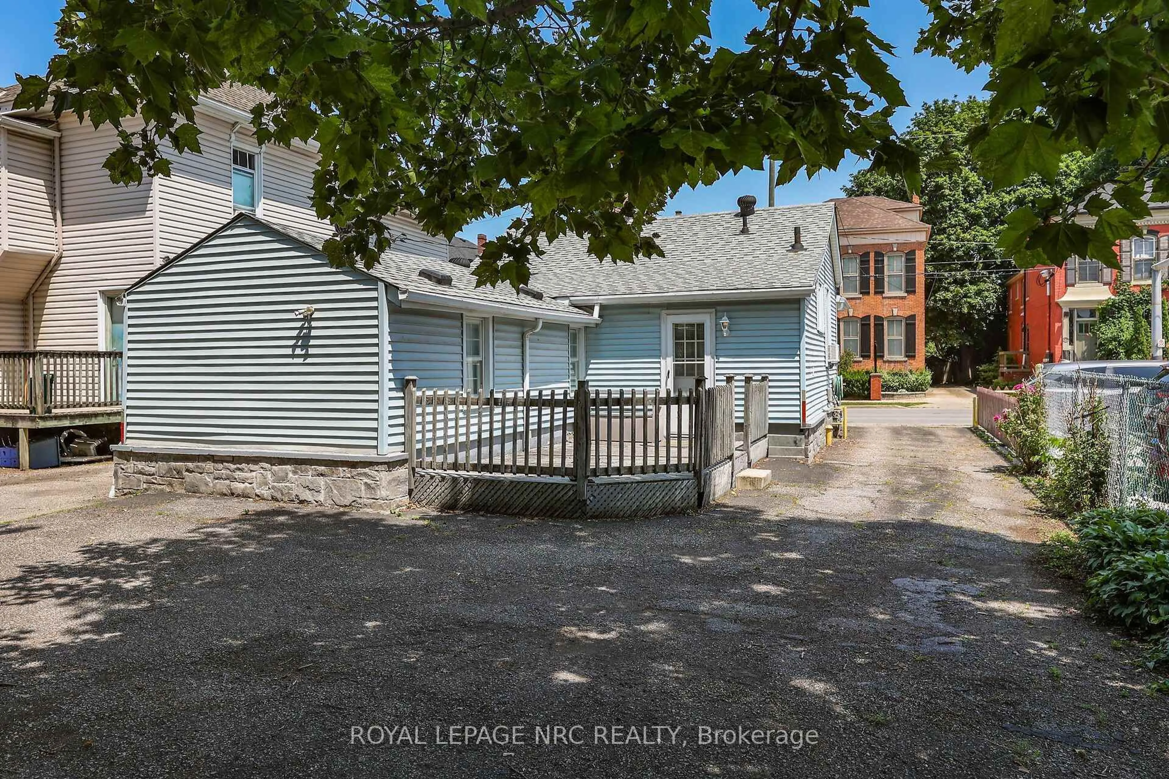 A pic from outside/outdoor area/front of a property/back of a property/a pic from drone, unknown for 177 James St, St. Catharines Ontario L2R 5C4