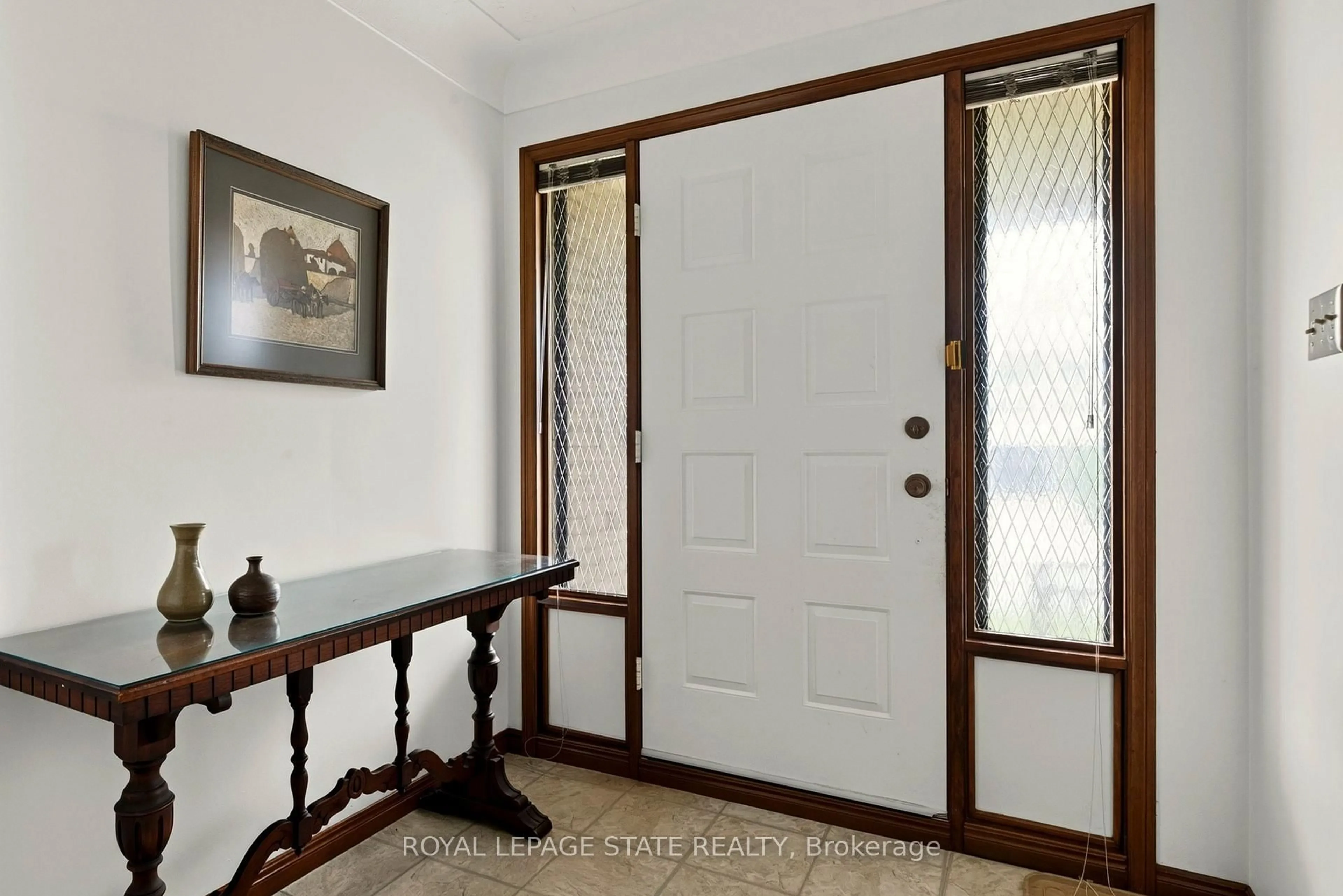 Indoor entryway for 72 Henley Dr, Hamilton Ontario L8E 3Z6