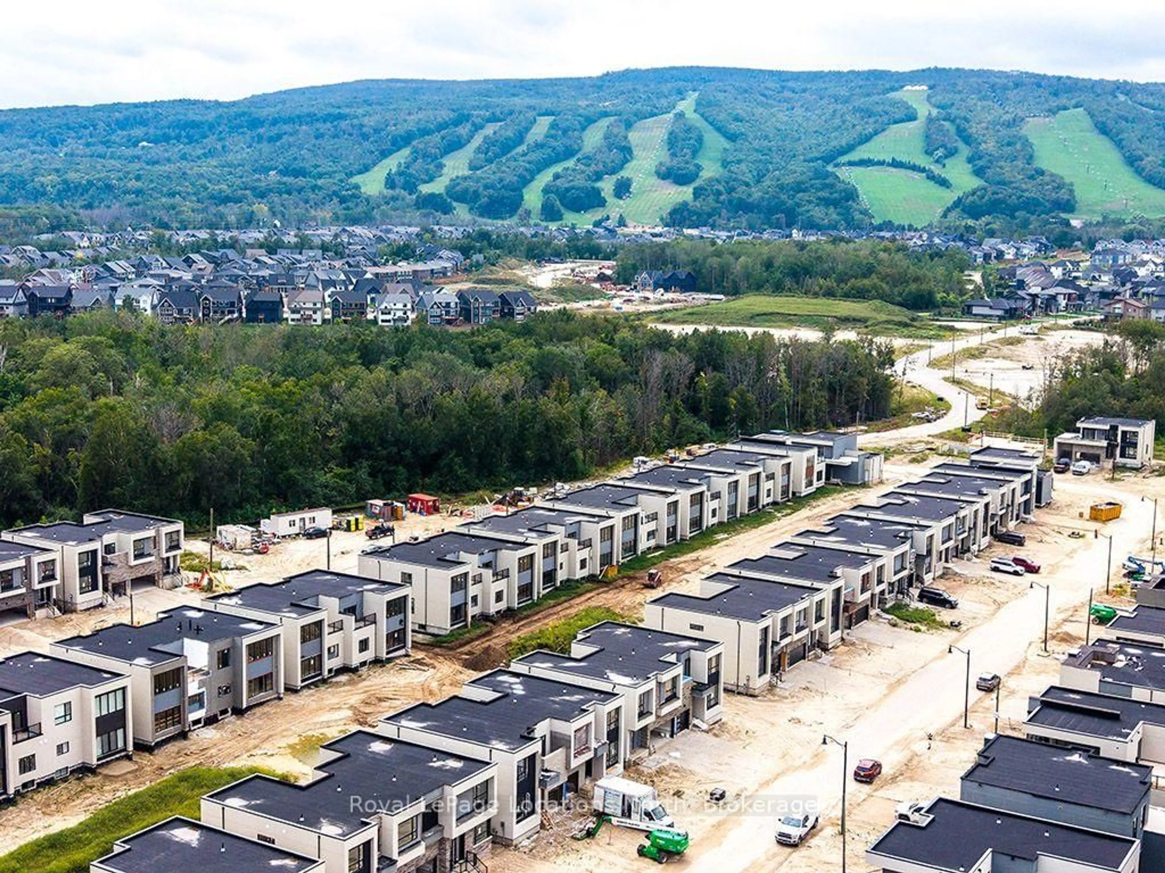 A pic from outside/outdoor area/front of a property/back of a property/a pic from drone, mountain view for 127 Yvonne Cres, Blue Mountains Ontario L9Y 5T9