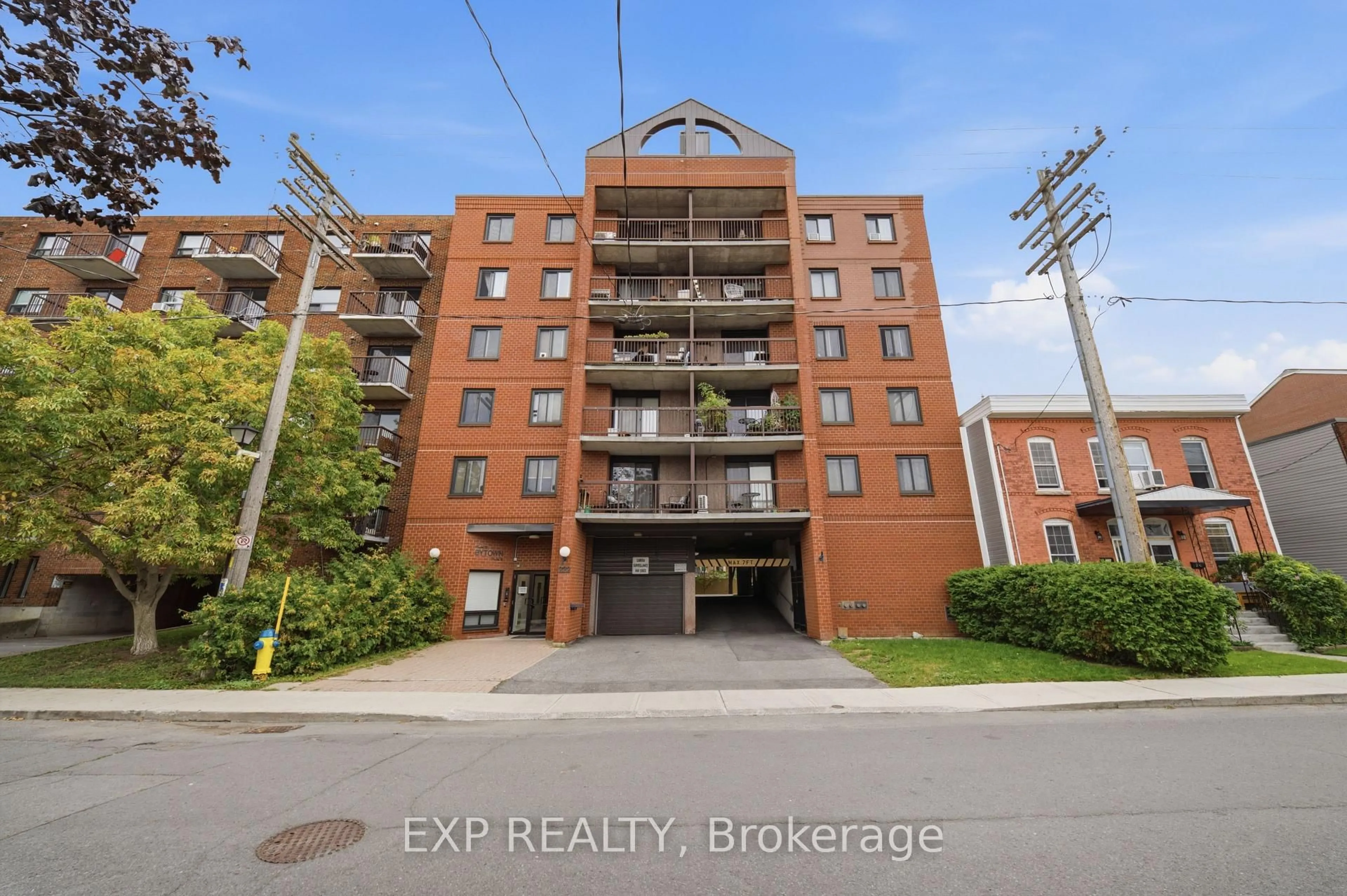 A pic from outside/outdoor area/front of a property/back of a property/a pic from drone, building for 222 Guigues Ave #401, Ottawa Ontario K1N 5J2