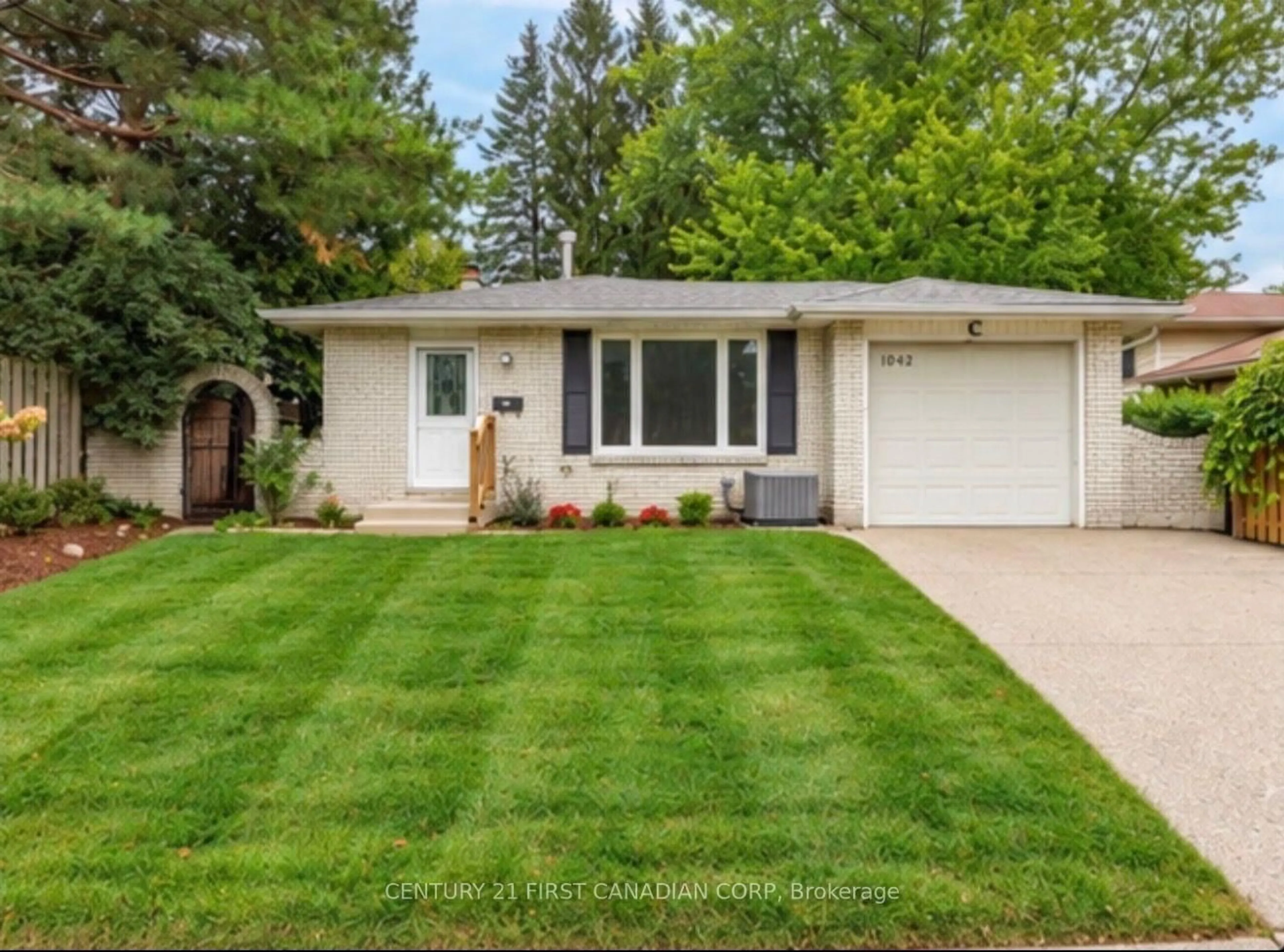 Home with vinyl exterior material, street for 1642 Aldersbrook Rd, London North Ontario N6G 2Z5