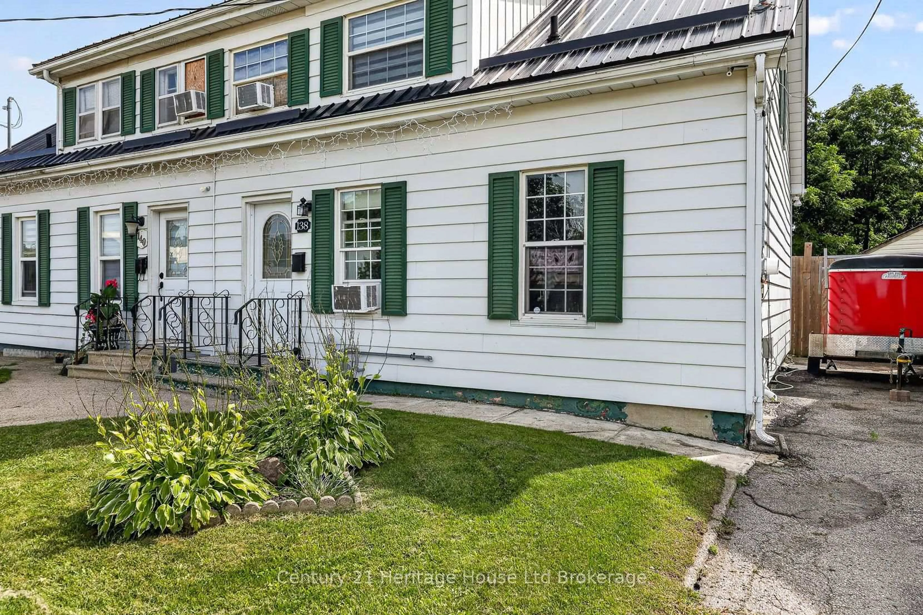 Home with vinyl exterior material, street for 138 Main St, Woodstock Ontario N4S 1S9