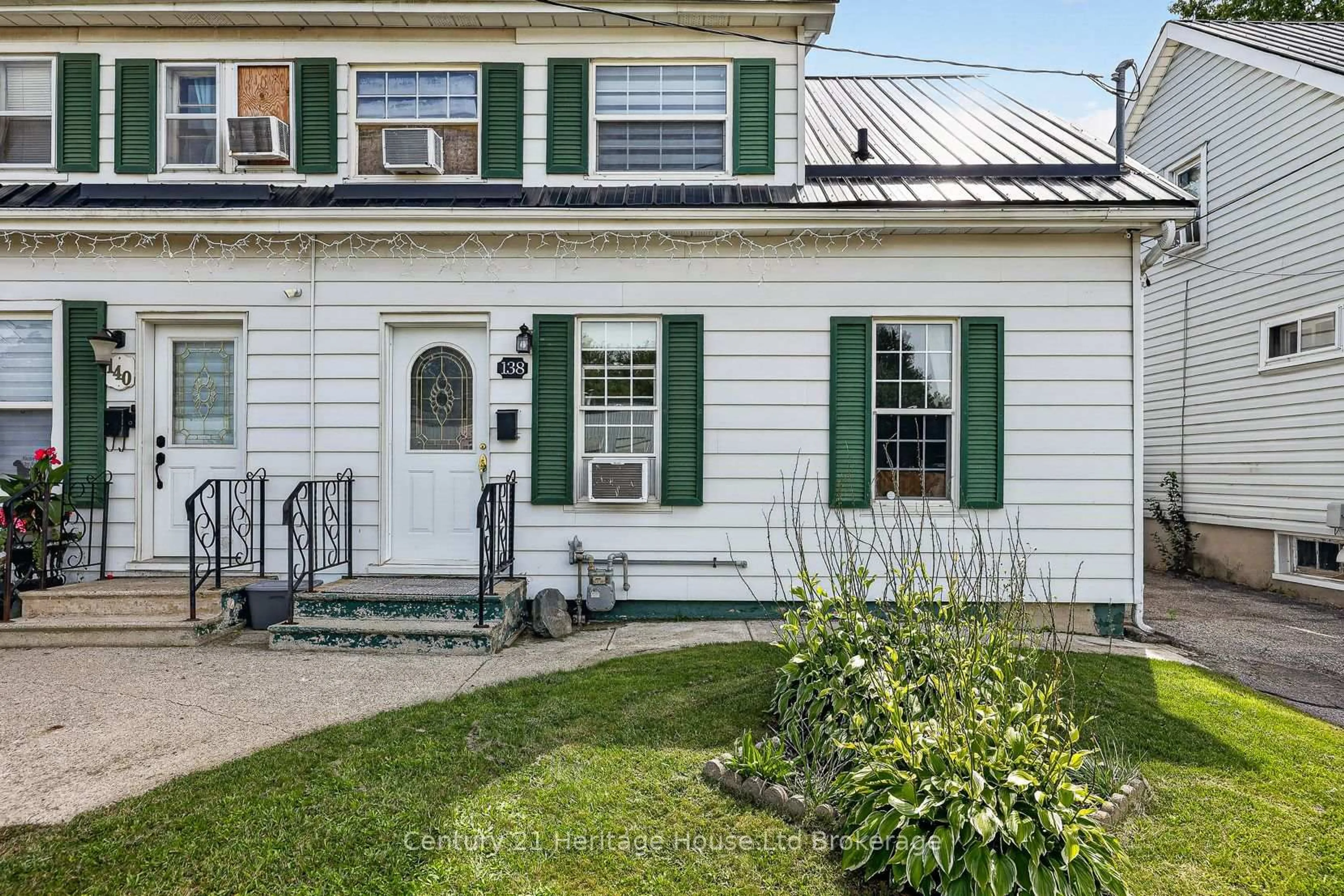 Home with vinyl exterior material, street for 138 Main St, Woodstock Ontario N4S 1S9