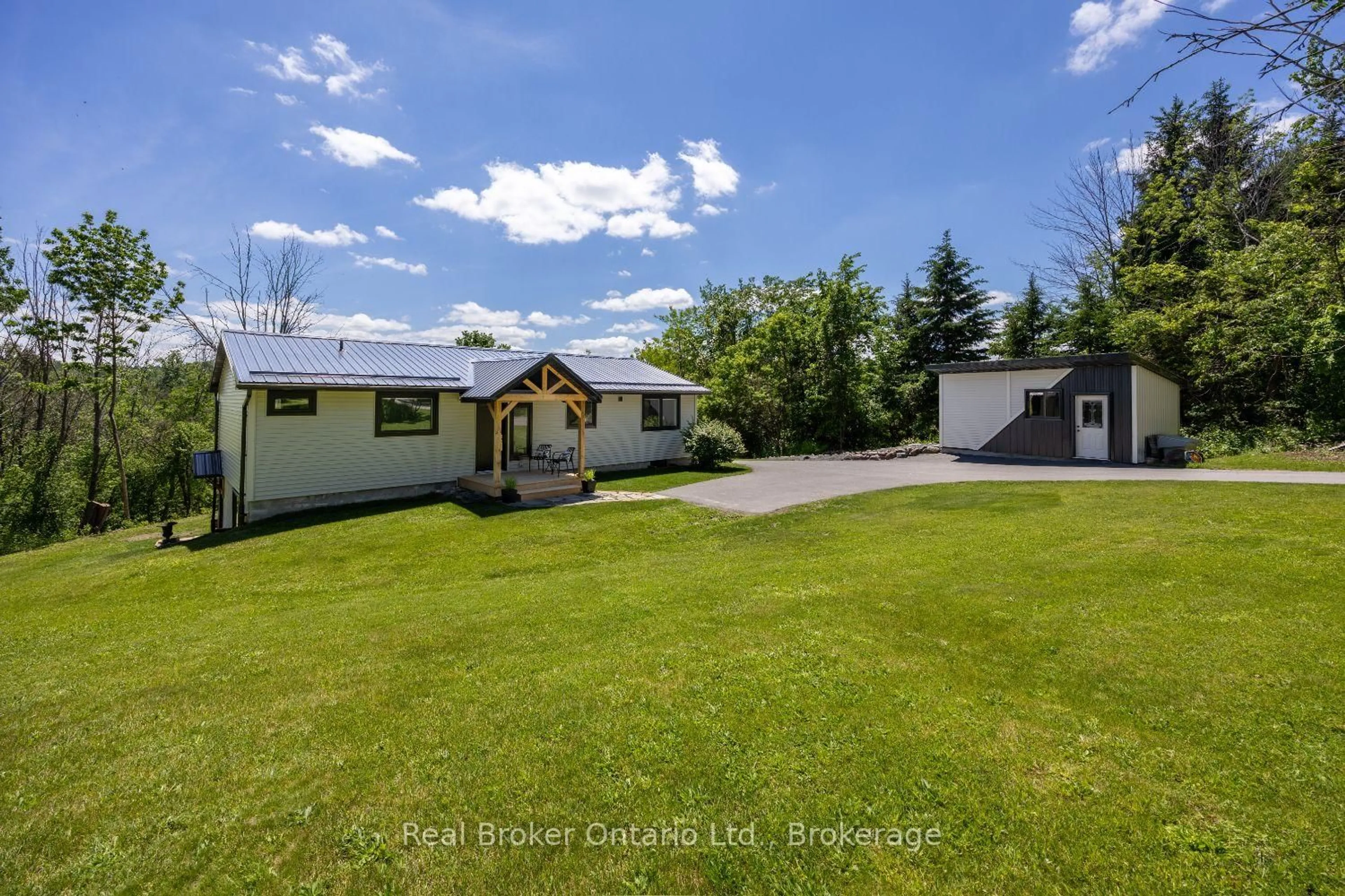 A pic from outside/outdoor area/front of a property/back of a property/a pic from drone, street for 250 Silver Heights Dr, Trent Hills Ontario K0L 1Y0