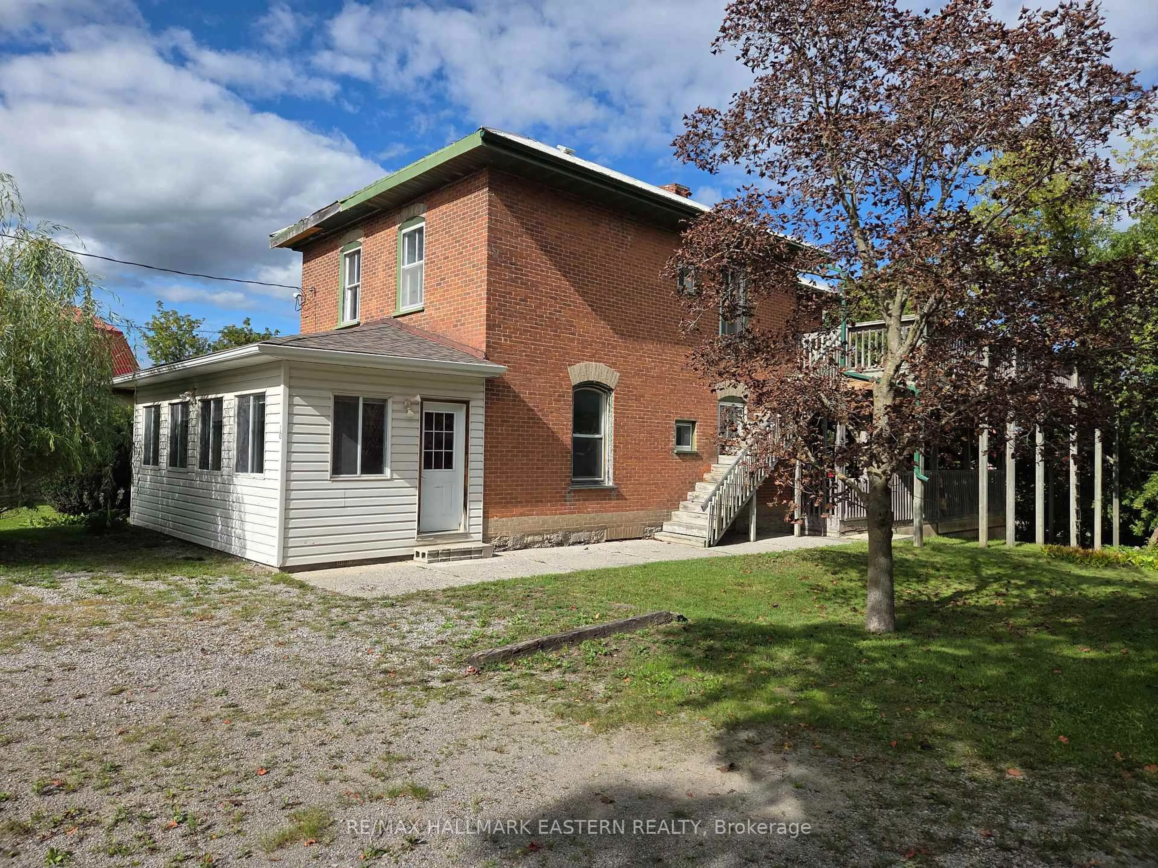 A pic from outside/outdoor area/front of a property/back of a property/a pic from drone, building for 10 Hill St, Selwyn Ontario K0L 2H0