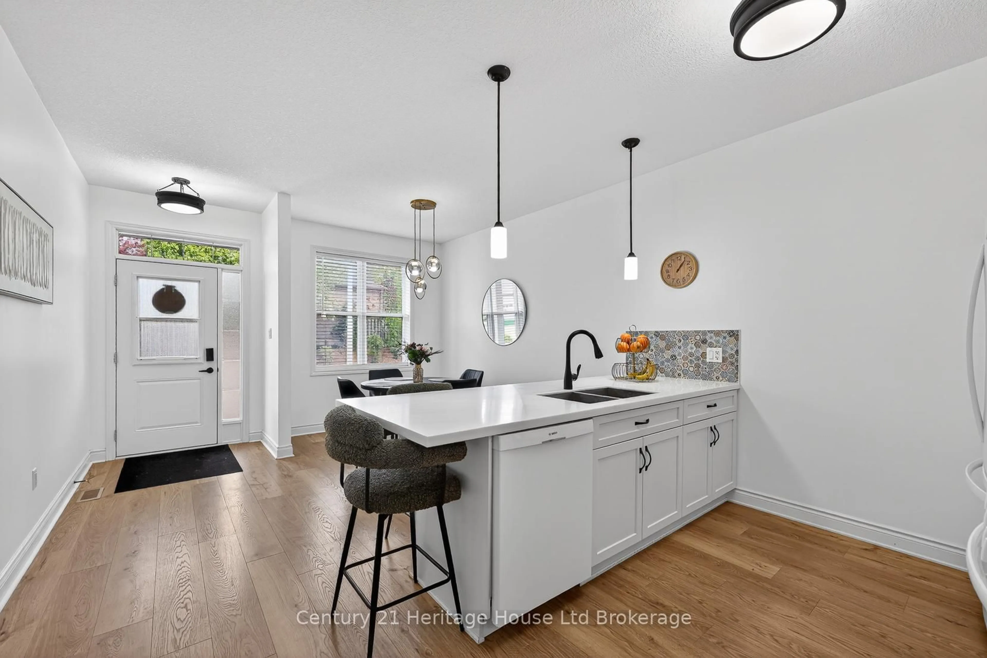 Open concept kitchen, ceramic/tile floor for 111 King St #9, Ingersoll Ontario N5C 1G8
