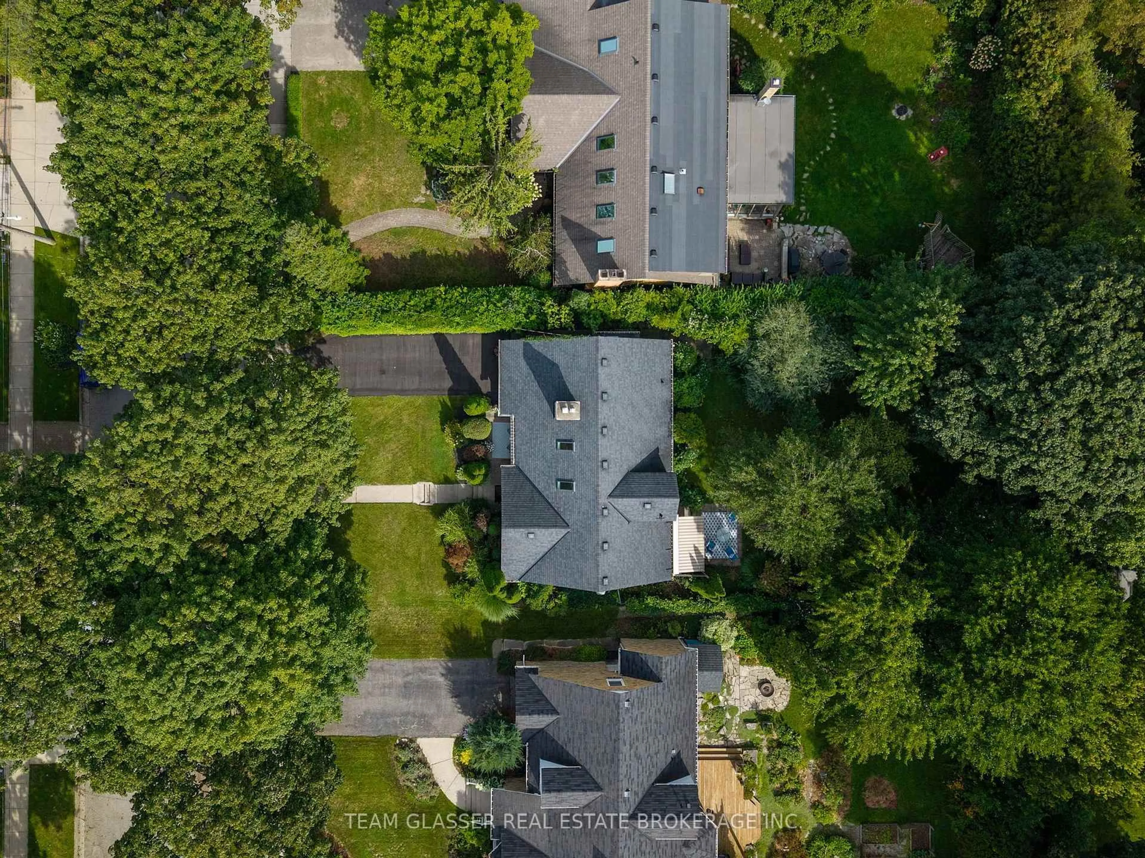 A pic from outside/outdoor area/front of a property/back of a property/a pic from drone, street for 1010 HARRISON Ave, London East Ontario N5Y 2V2