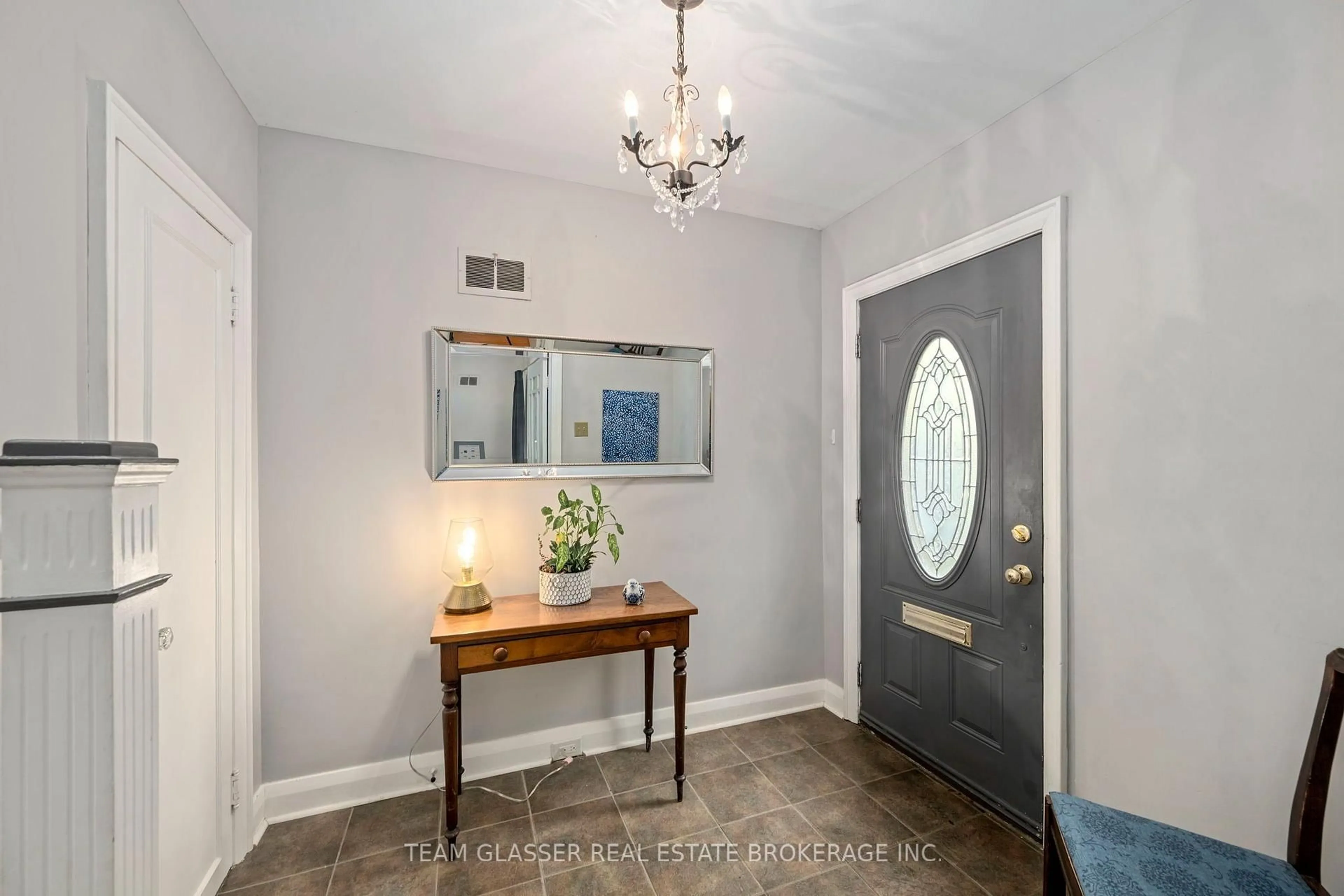 Indoor entryway for 1010 HARRISON Ave, London East Ontario N5Y 2V2