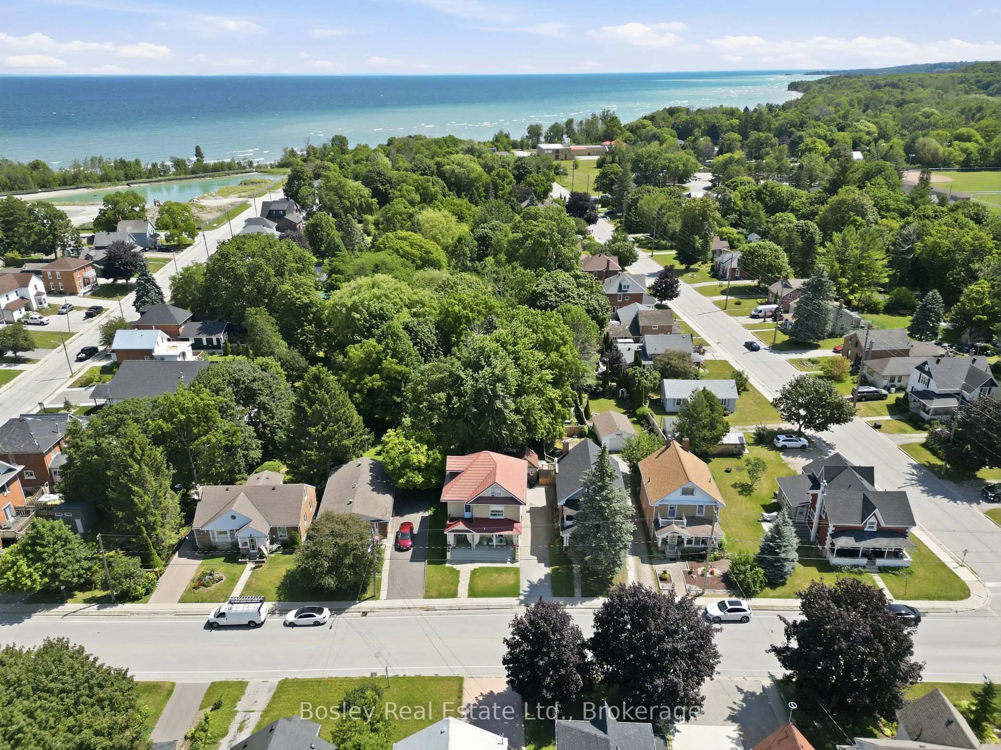A pic from outside/outdoor area/front of a property/back of a property/a pic from drone, street for 139 St Vincent St, Meaford Ontario N4L 1C1