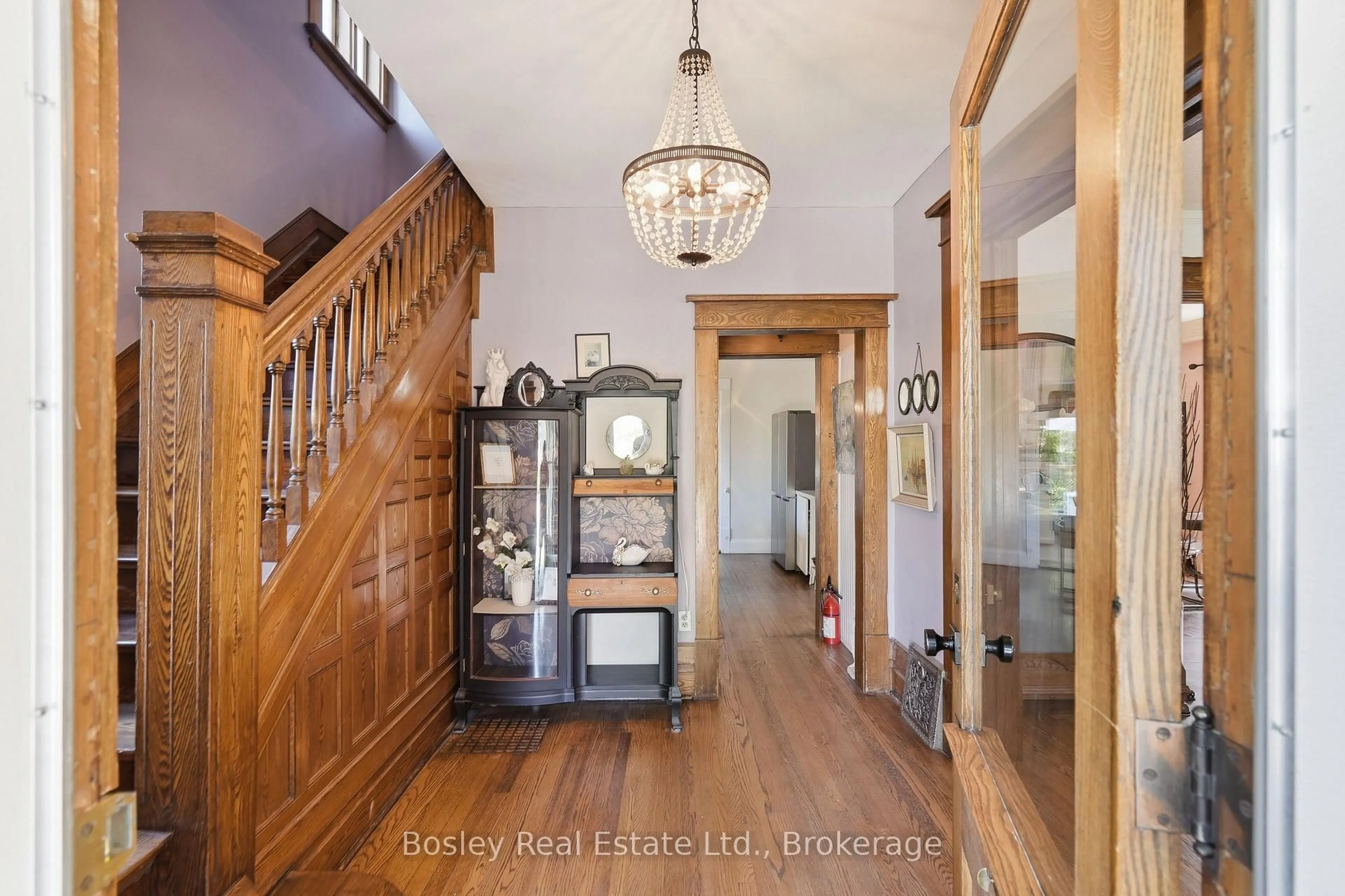 Indoor foyer for 139 St Vincent St, Meaford Ontario N4L 1C1