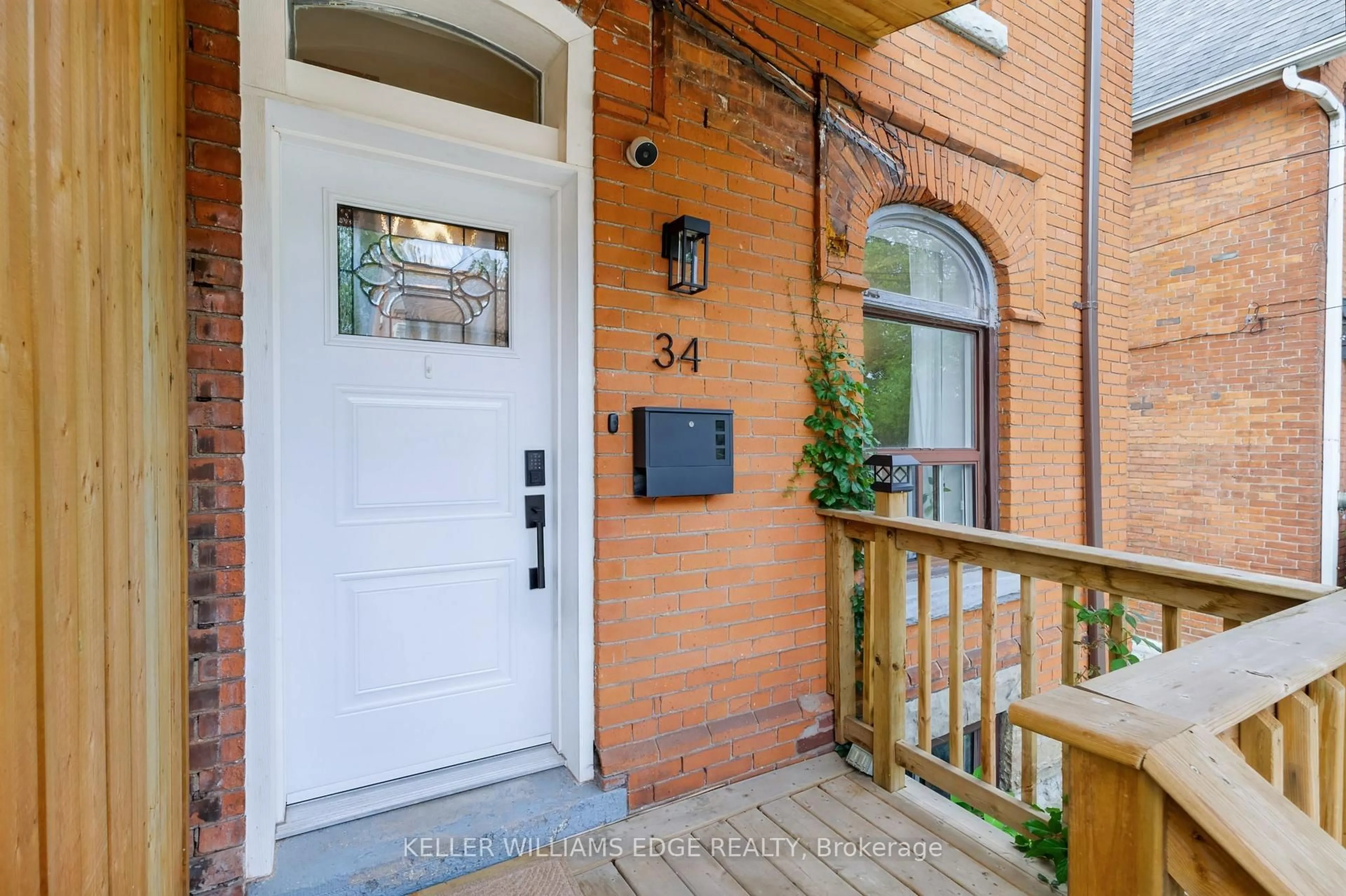 Indoor entryway for 34 Baillie St, Hamilton Ontario L8N 2K5
