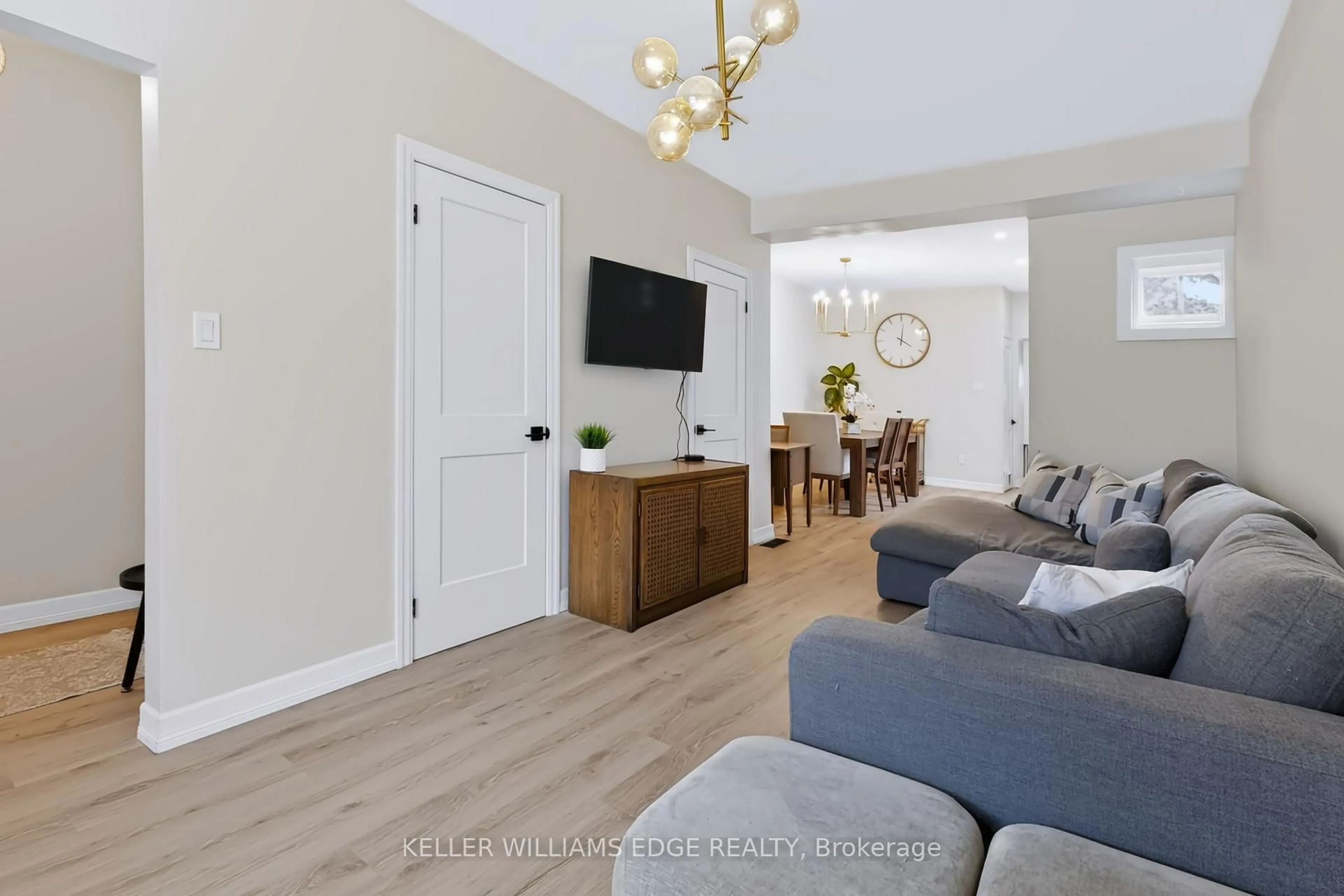 Living room with furniture, wood/laminate floor for 34 Baillie St, Hamilton Ontario L8N 2K5