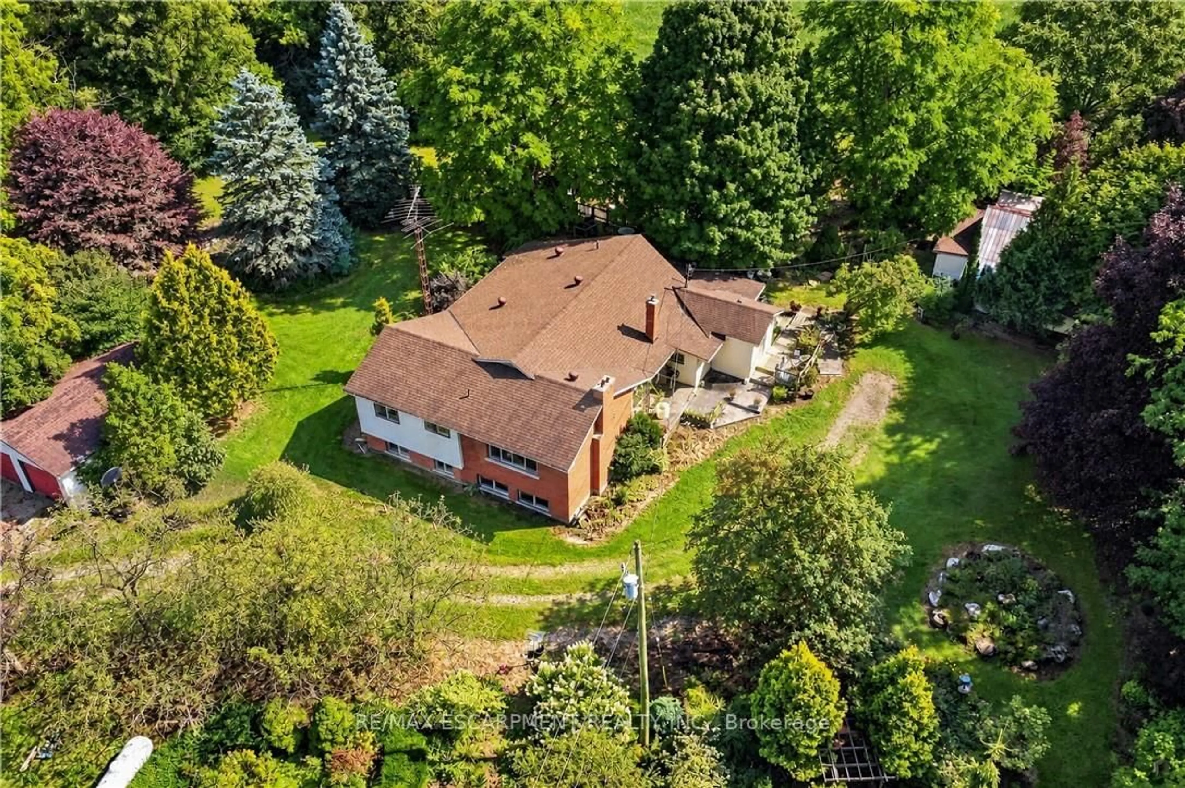 A pic from outside/outdoor area/front of a property/back of a property/a pic from drone, unknown for 994 Safari Rd, Hamilton Ontario L8B 1S9