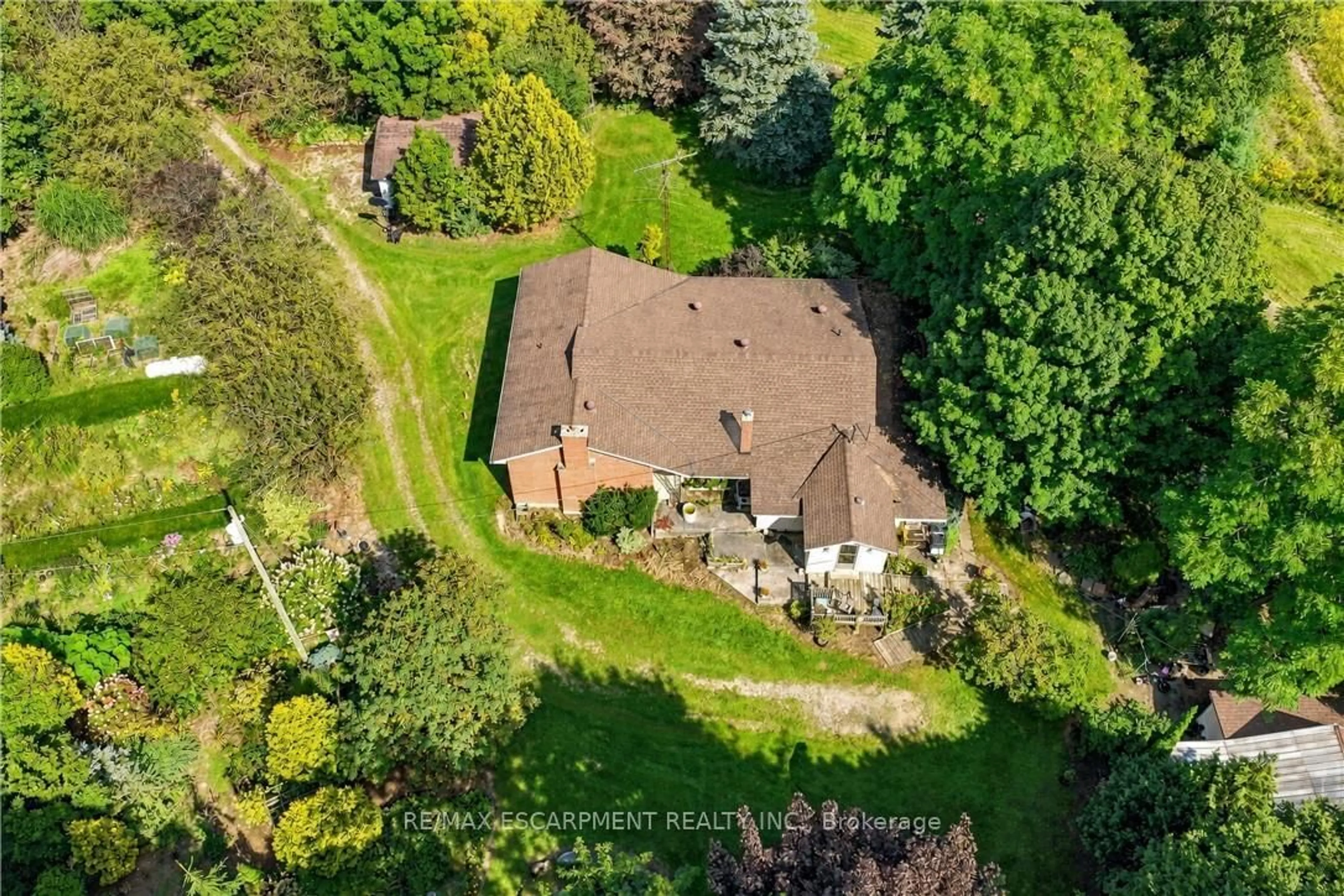 A pic from outside/outdoor area/front of a property/back of a property/a pic from drone, street for 994 Safari Rd, Hamilton Ontario L8B 1S9
