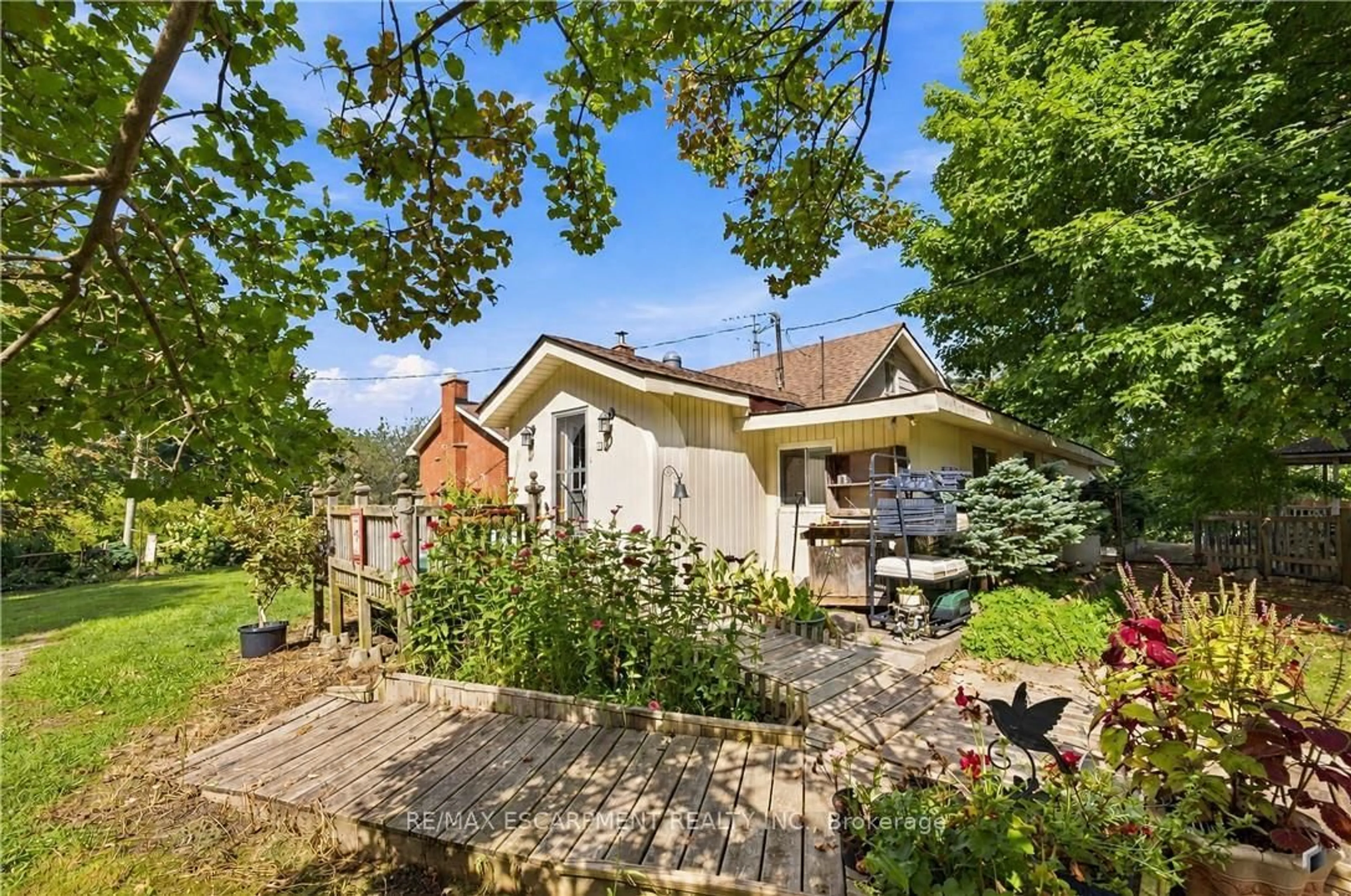 A pic from outside/outdoor area/front of a property/back of a property/a pic from drone, street for 994 Safari Rd, Hamilton Ontario L8B 1S9