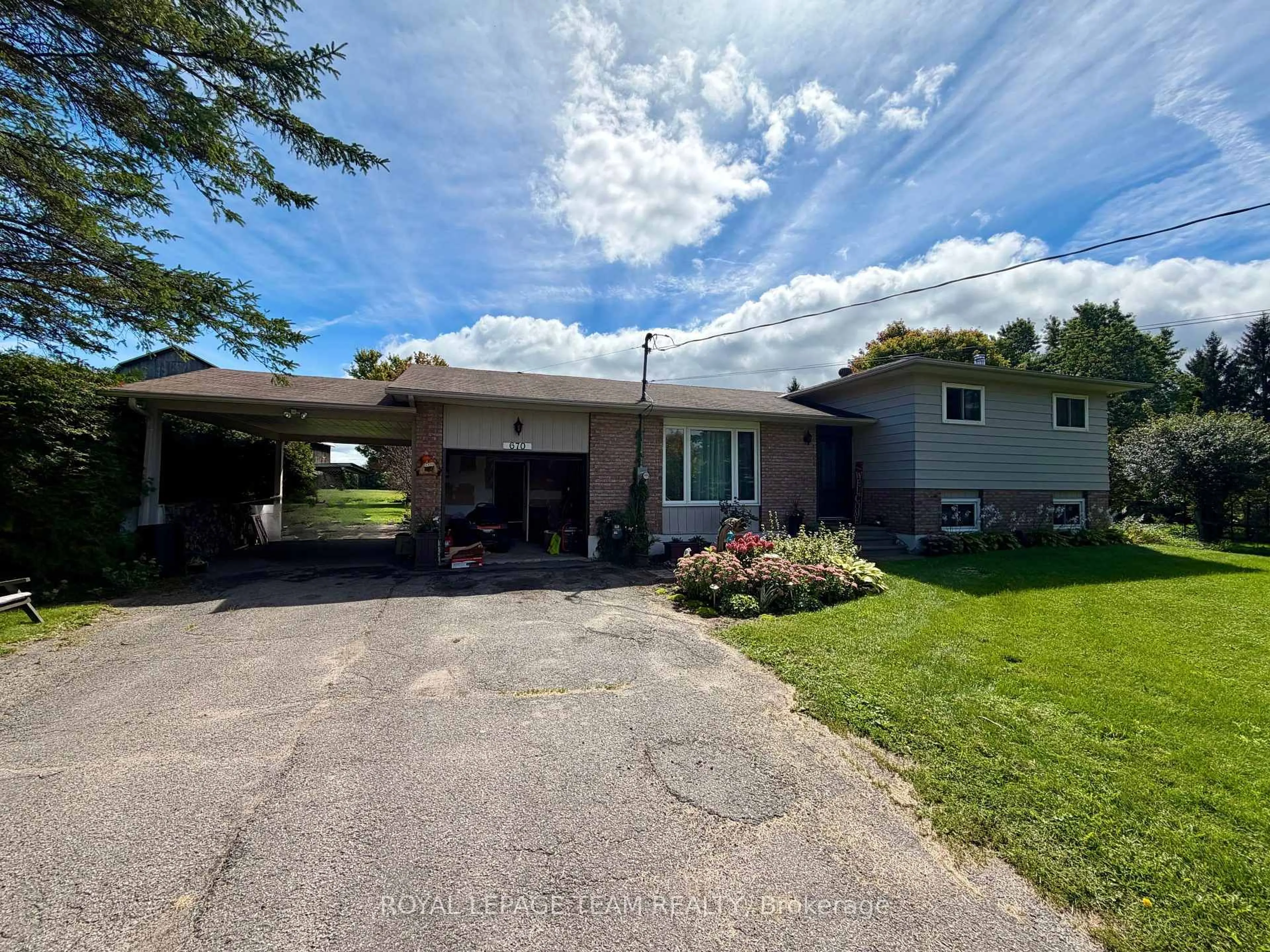 A pic from outside/outdoor area/front of a property/back of a property/a pic from drone, street for 670 Van Buren St, North Grenville Ontario K0G 1J0