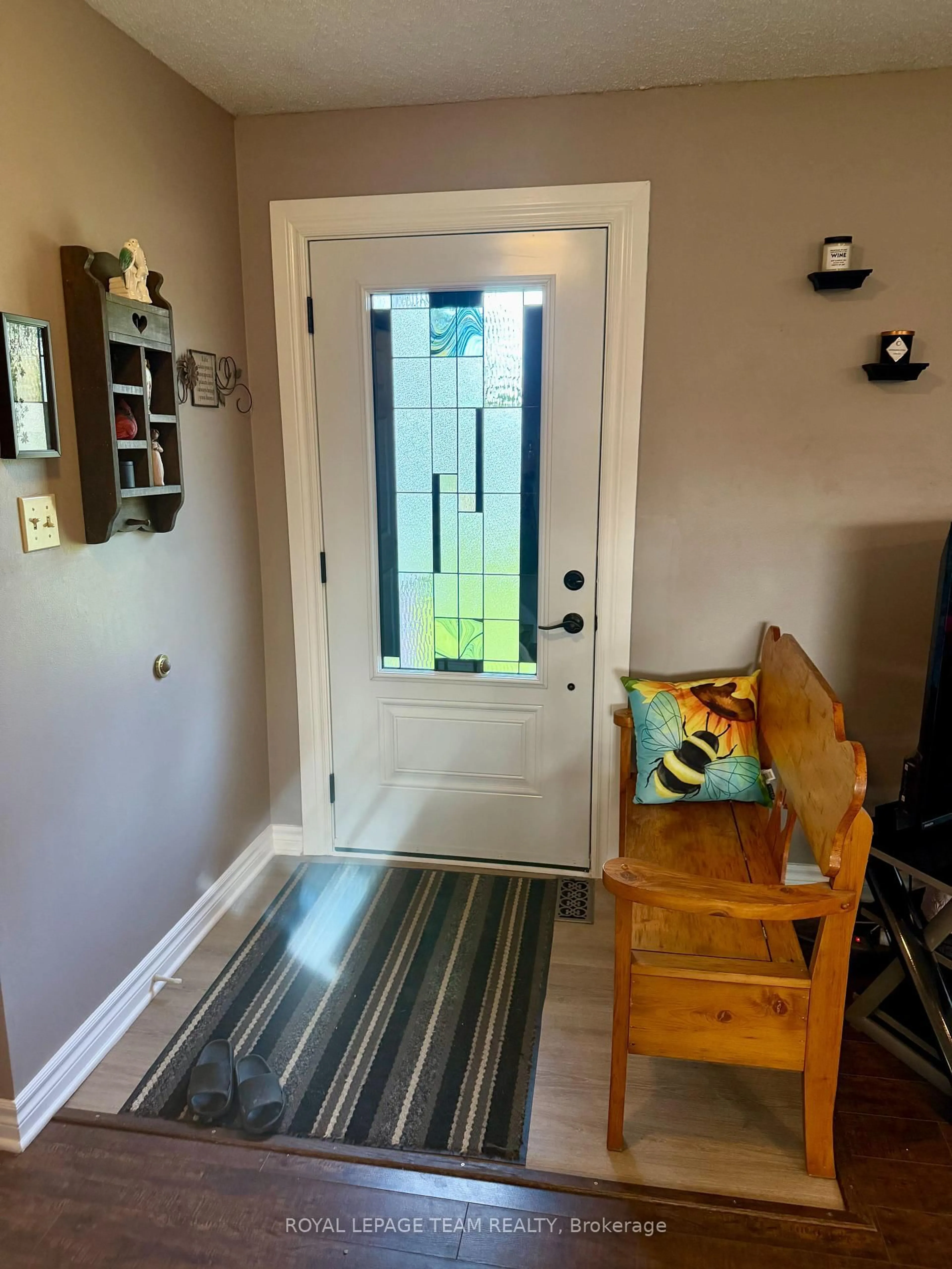 Indoor entryway for 670 Van Buren St, North Grenville Ontario K0G 1J0