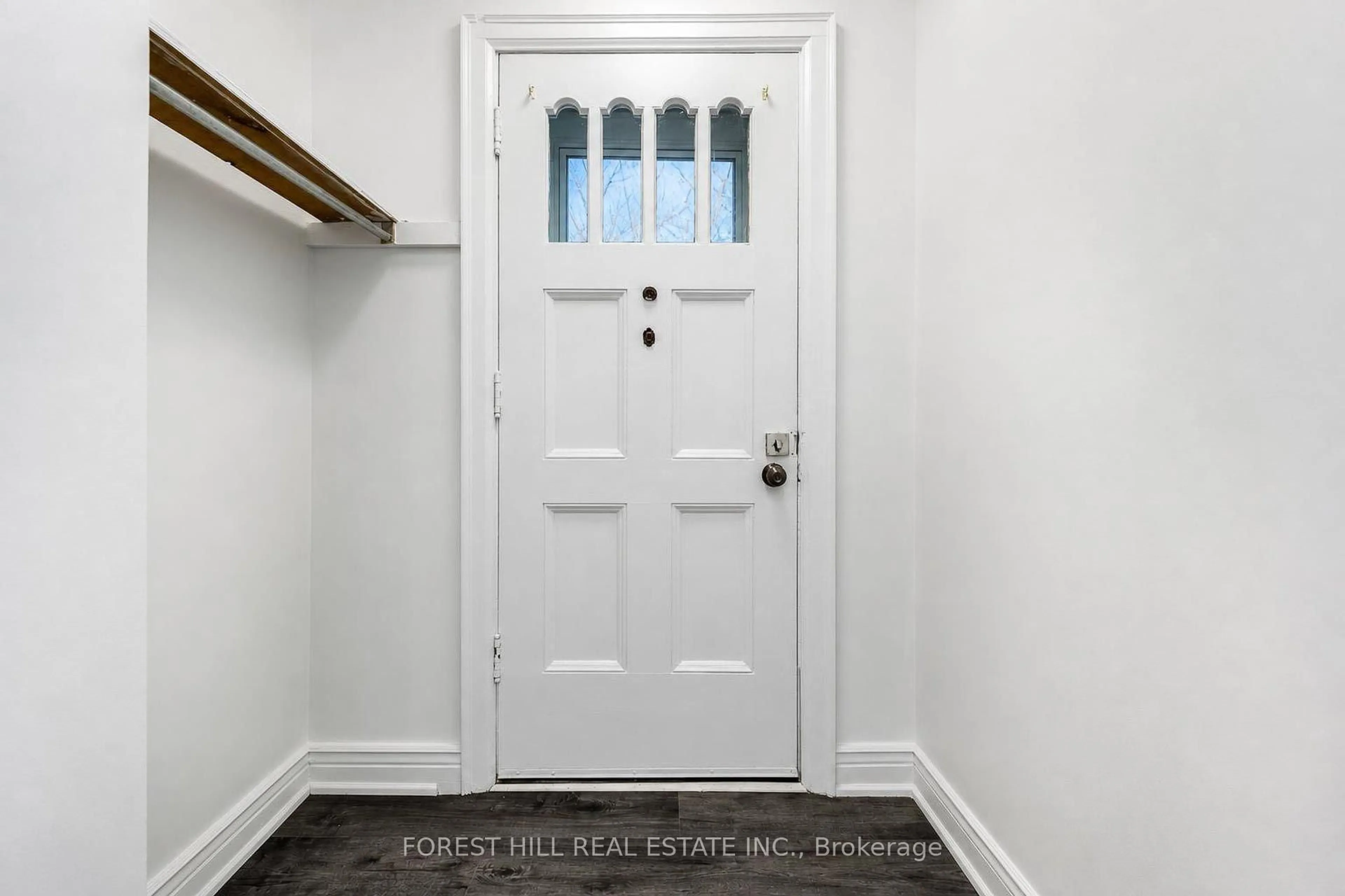 Indoor entryway for 29 Thorndale St, Hamilton Ontario L8S 3A7