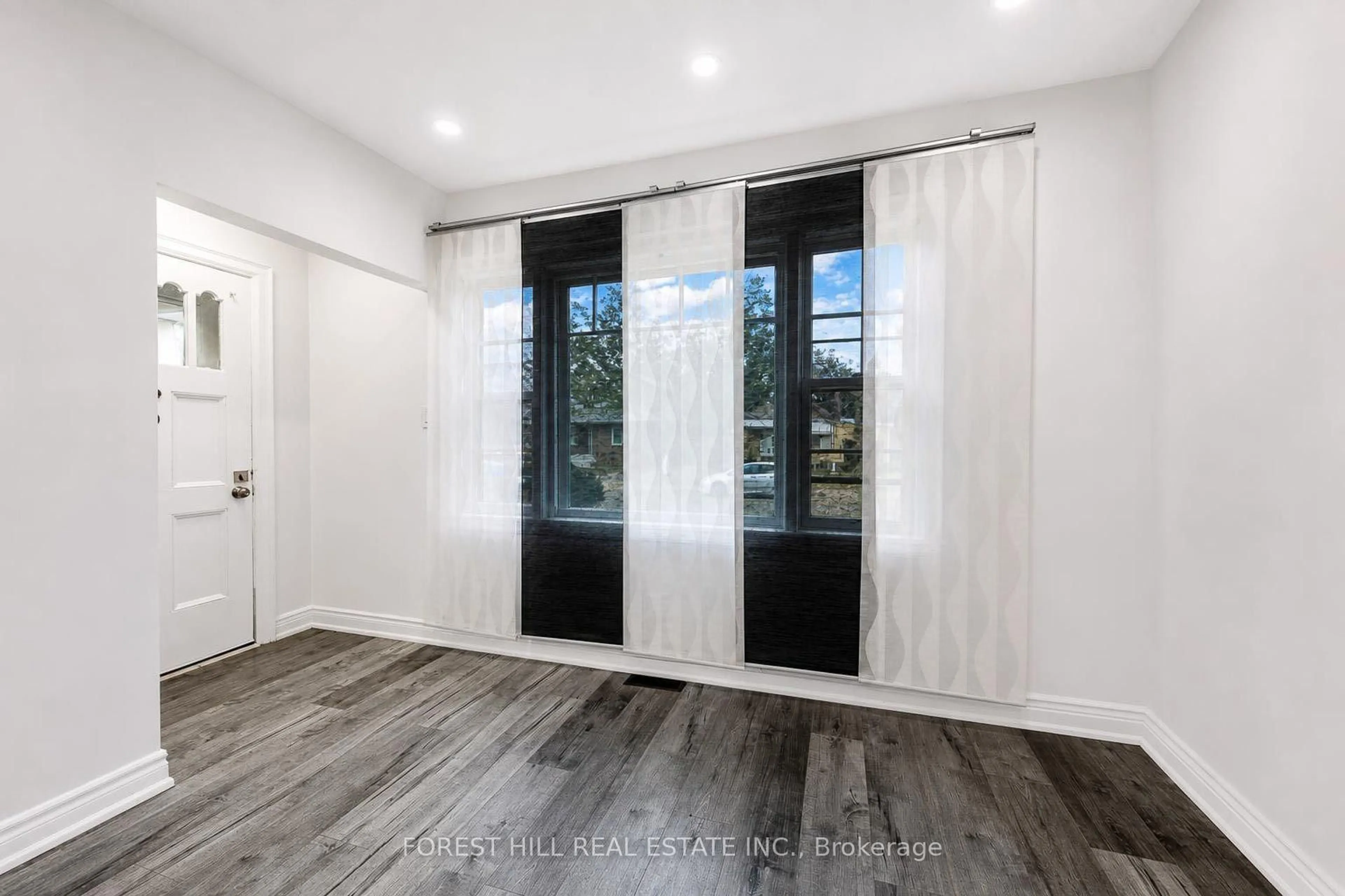 Indoor entryway for 29 Thorndale St, Hamilton Ontario L8S 3A7