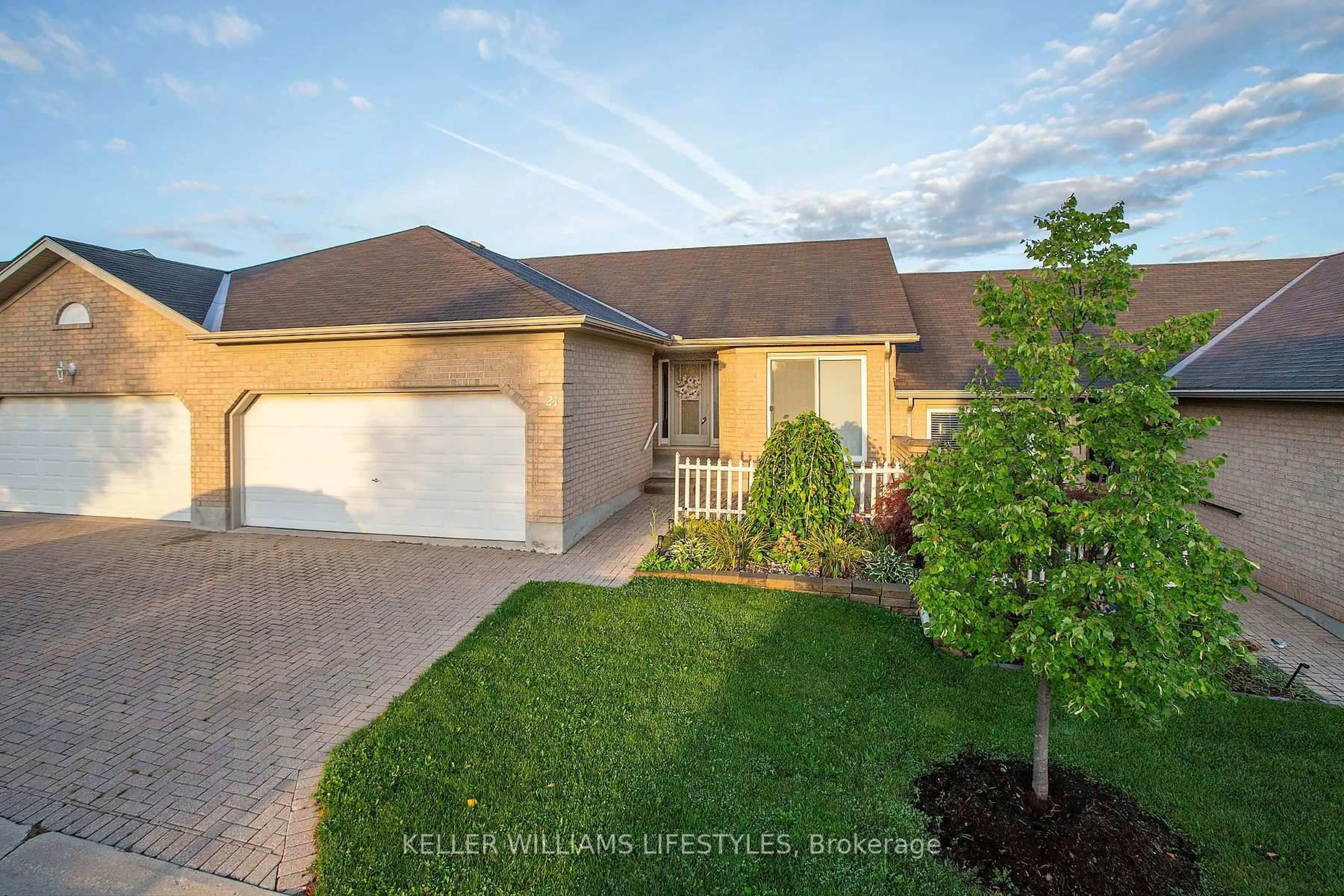 A pic from outside/outdoor area/front of a property/back of a property/a pic from drone, street for 861 Shelborne St #21, London South Ontario N5Z 5C5