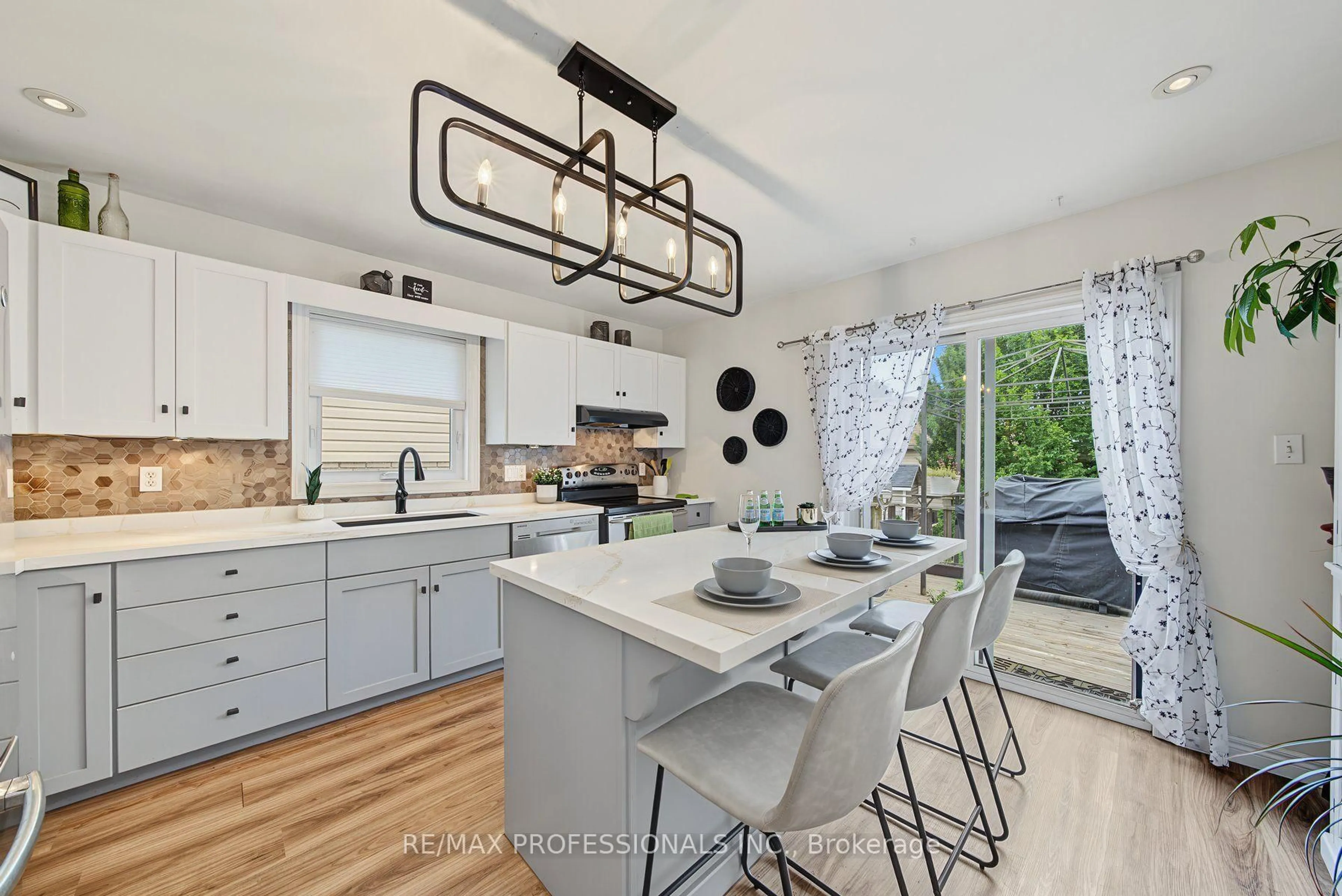 Open concept kitchen, ceramic/tile floor for 3 Oliver Crt, Brantford Ontario N3T 6N6