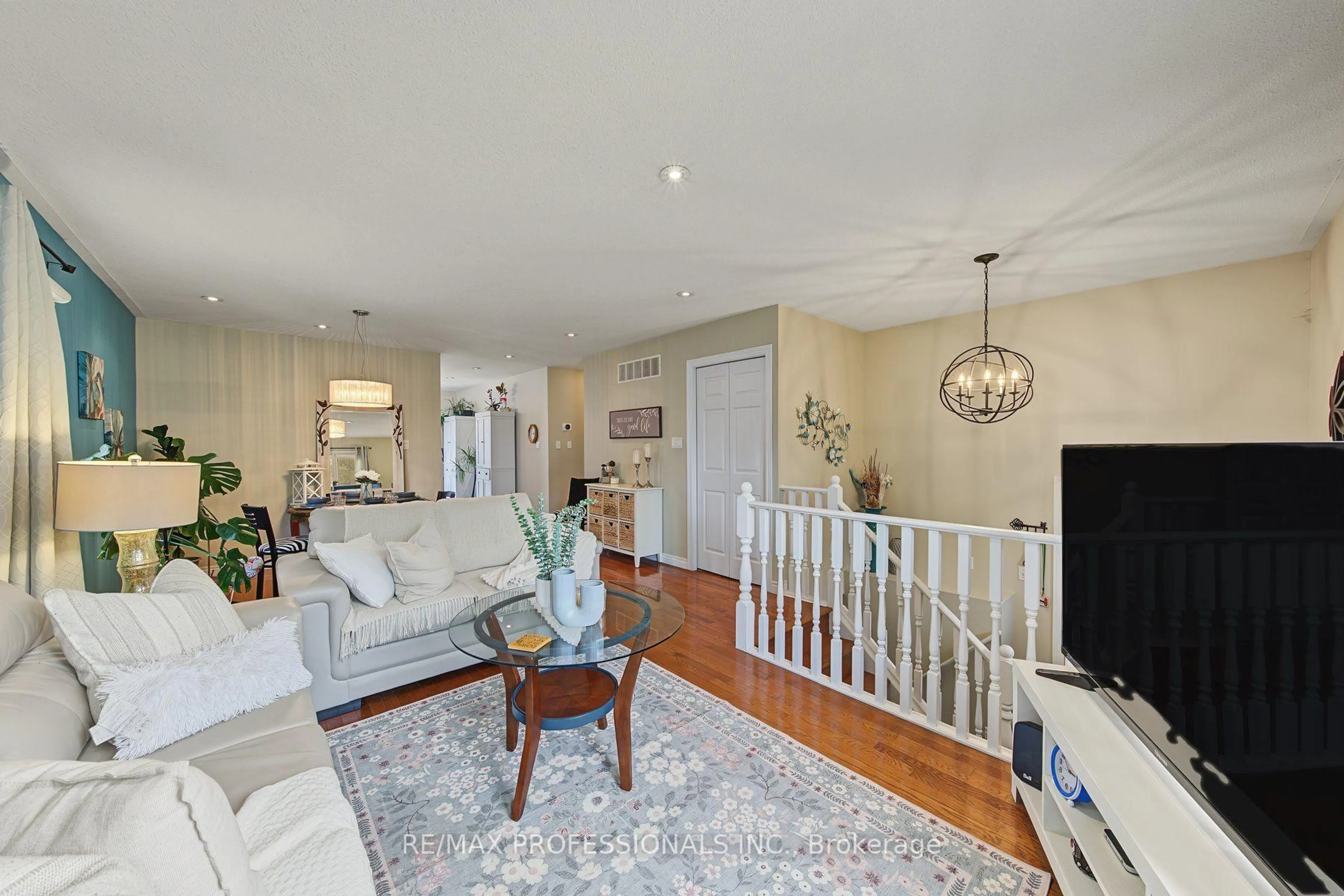 Living room with furniture, unknown for 3 Oliver Crt, Brantford Ontario N3T 6N6