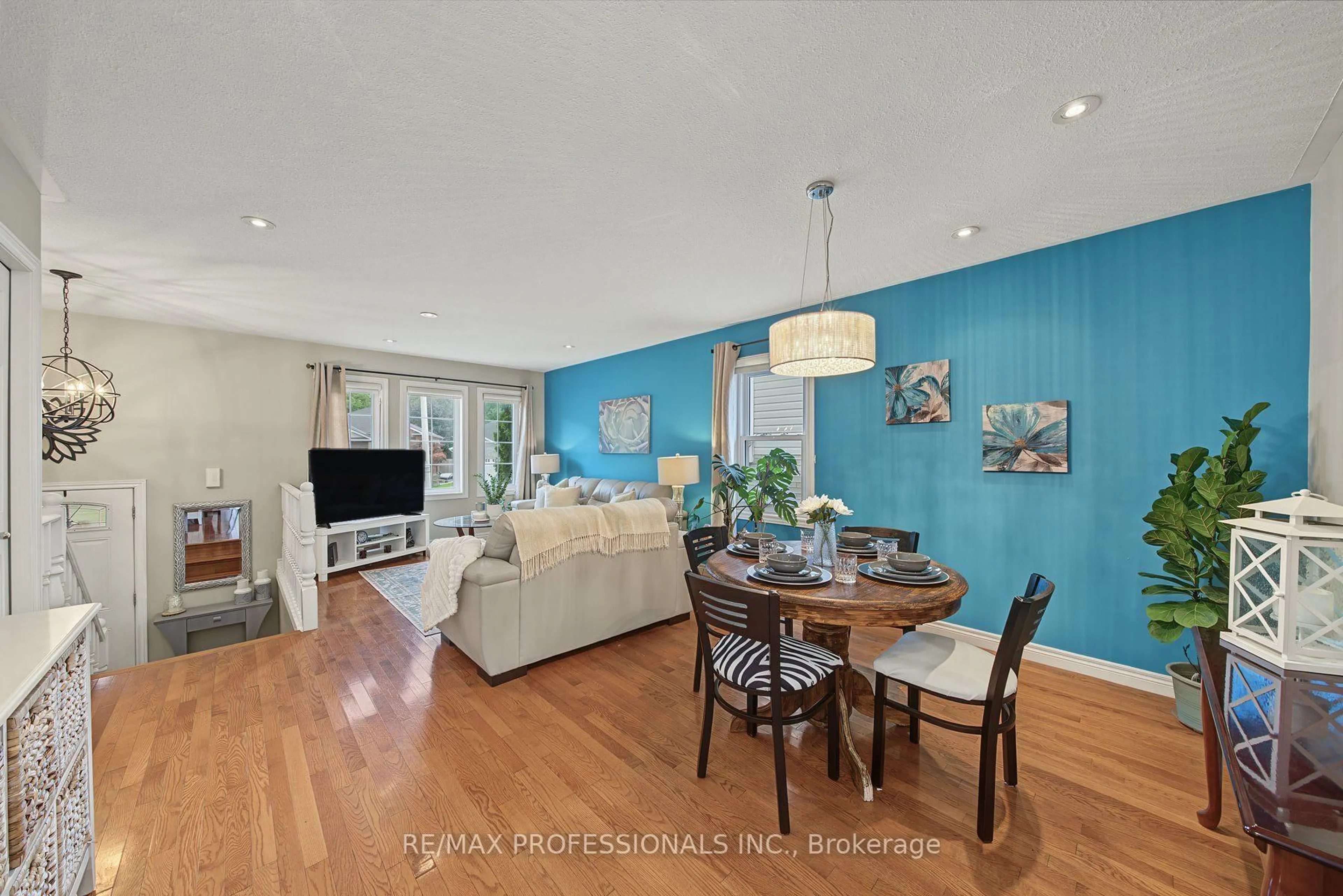 Living room with furniture, wood/laminate floor for 3 Oliver Crt, Brantford Ontario N3T 6N6