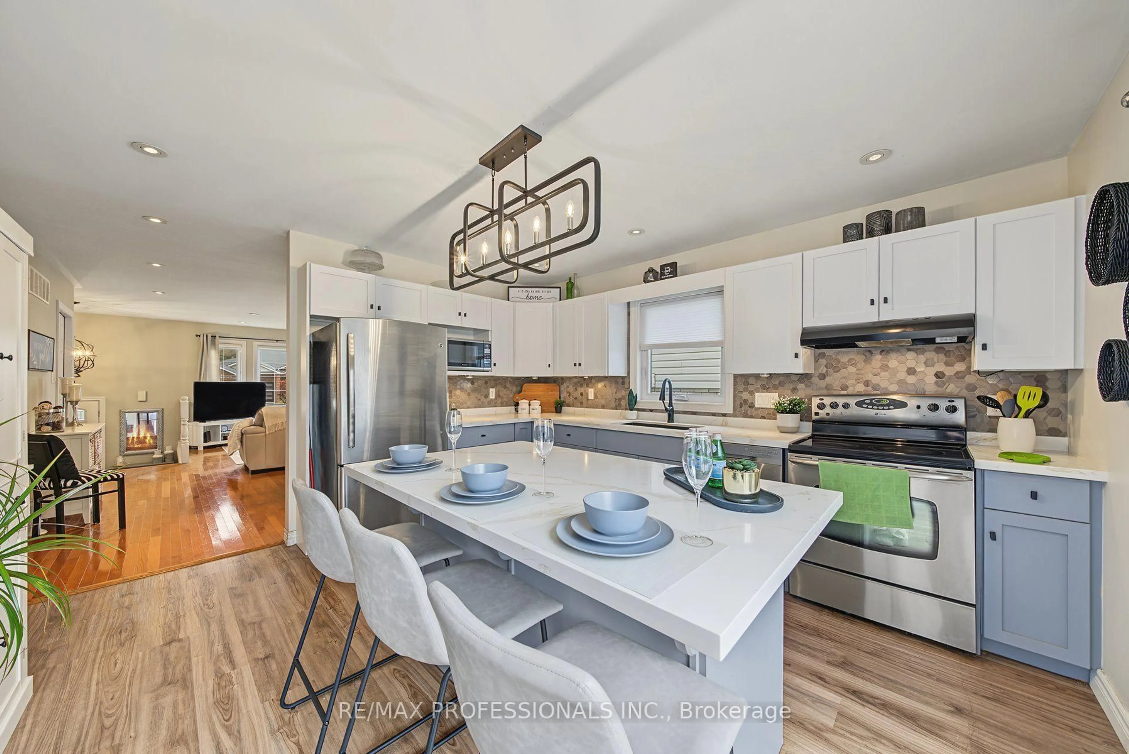Open concept kitchen, unknown for 3 Oliver Crt, Brantford Ontario N3T 6N6