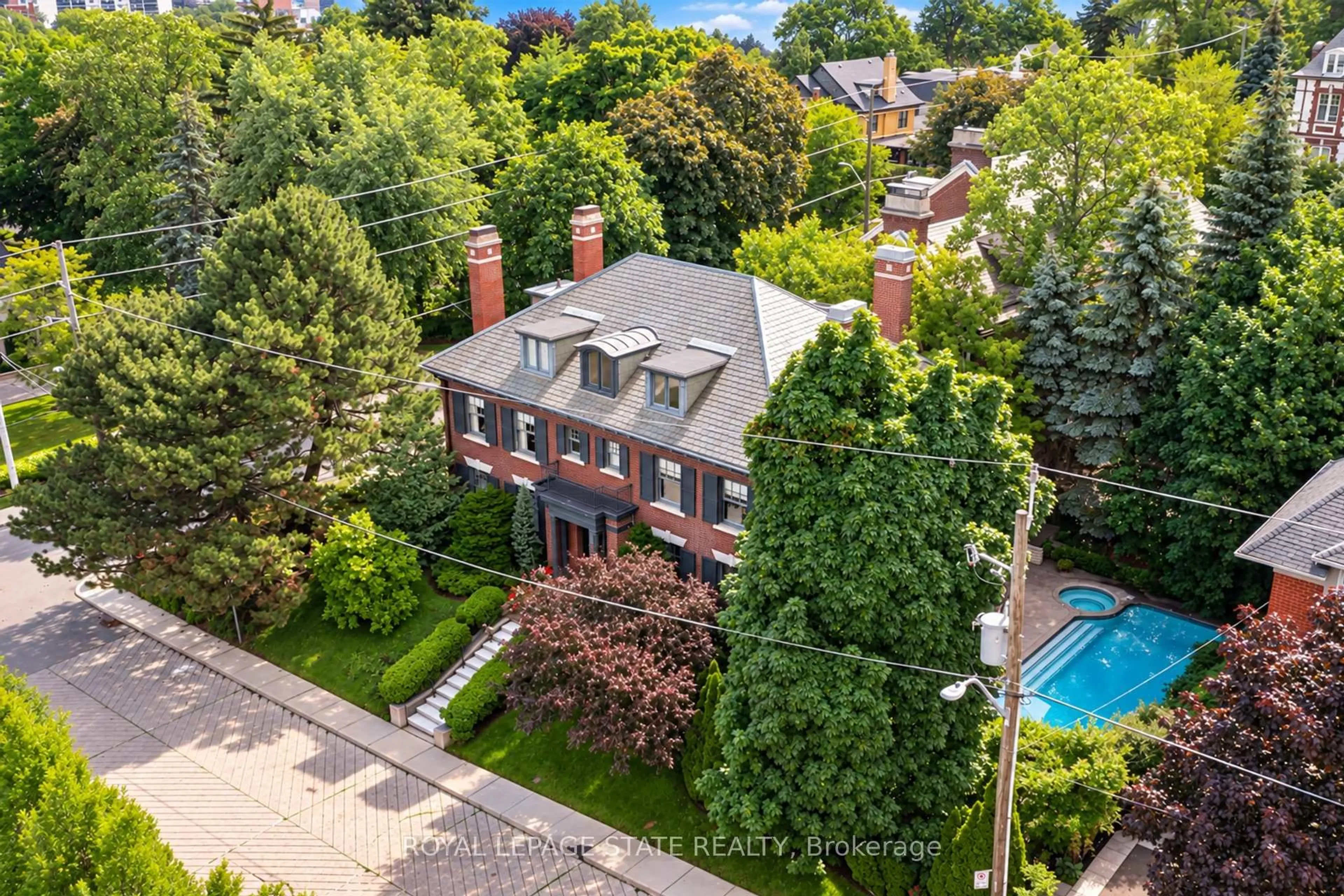 A pic from outside/outdoor area/front of a property/back of a property/a pic from drone, street for 5 Undercliffe Ave, Hamilton Ontario L8P 3G9