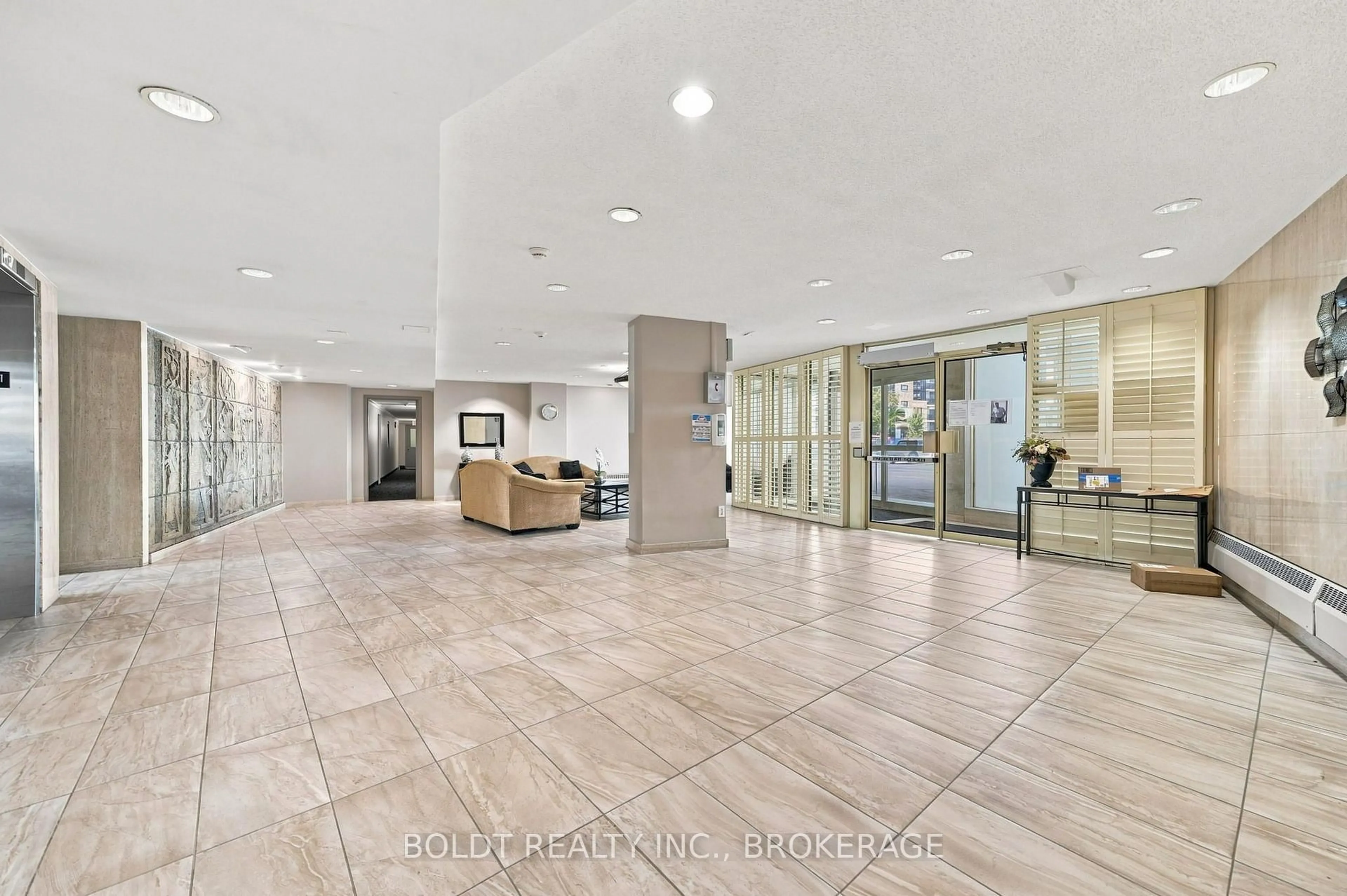 Indoor foyer for 35 Towering Heights Blvd #1008, St. Catharines Ontario L2T 3G8
