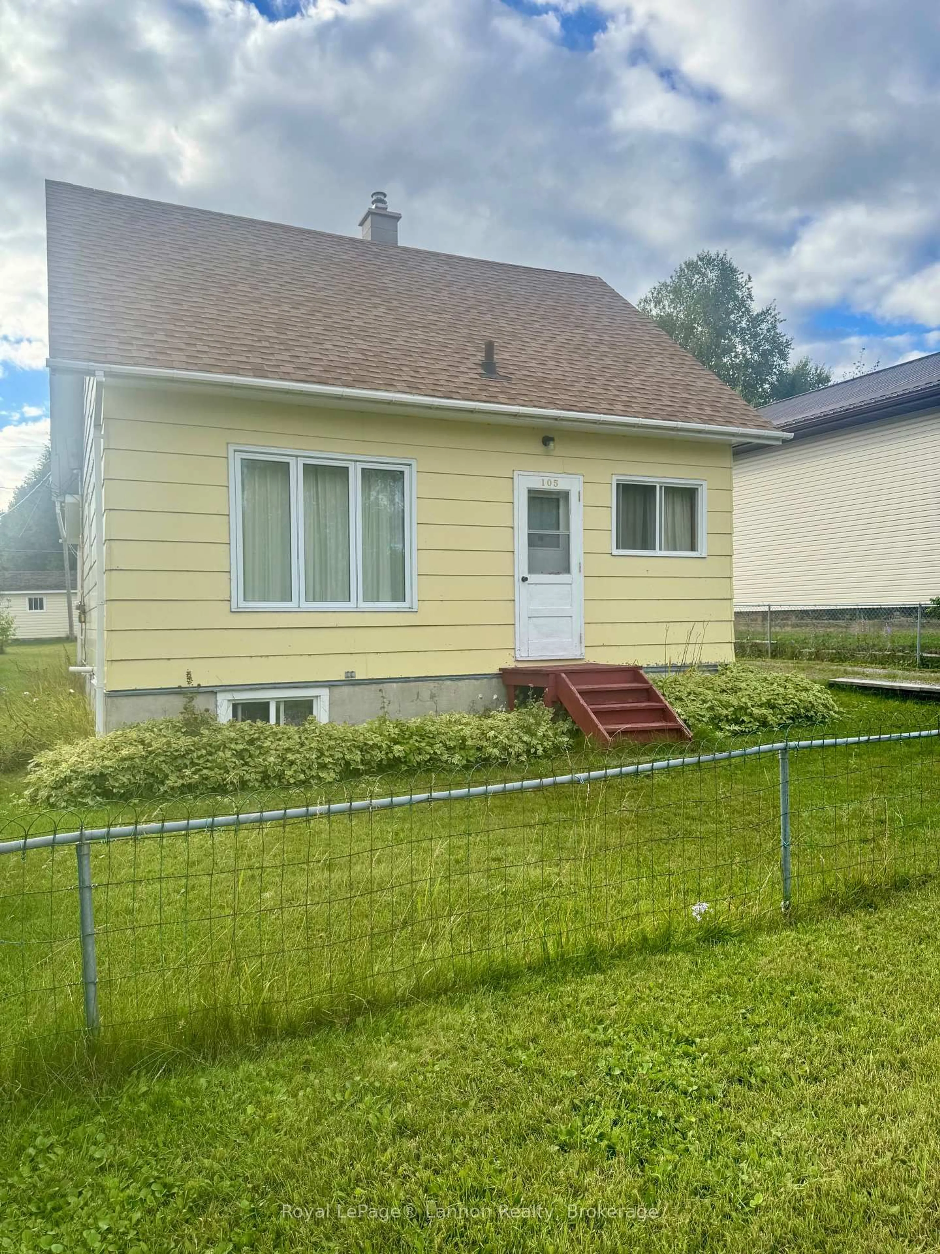 Home with vinyl exterior material, street for 105 Hudson St, Nipigon Ontario P0T 2J0