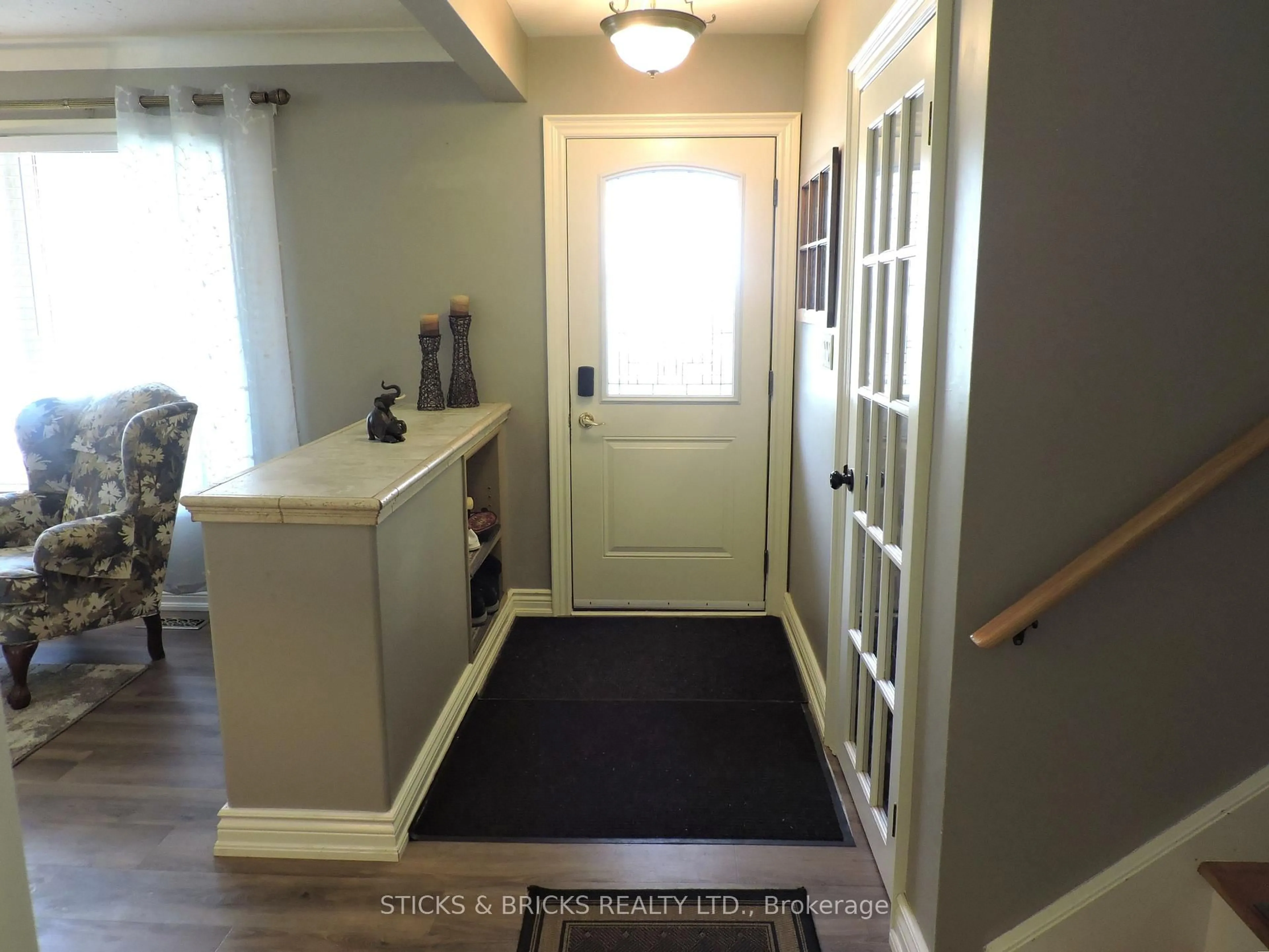 Indoor entryway for 6762 Cherrygrove Rd, Niagara Falls Ontario L2E 5M6