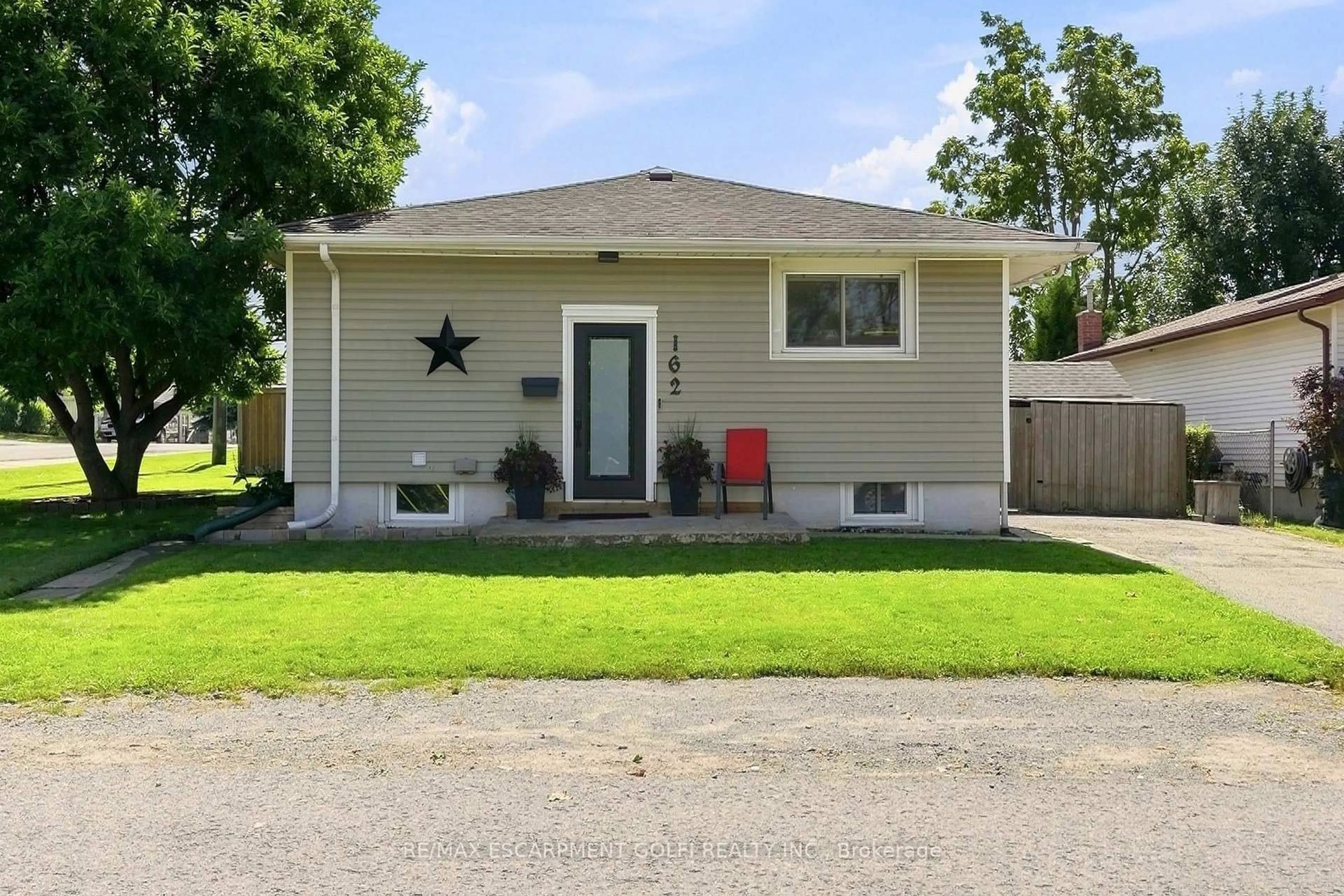 Home with vinyl exterior material, street for 162 Mary St, Thorold Ontario L2V 1J5