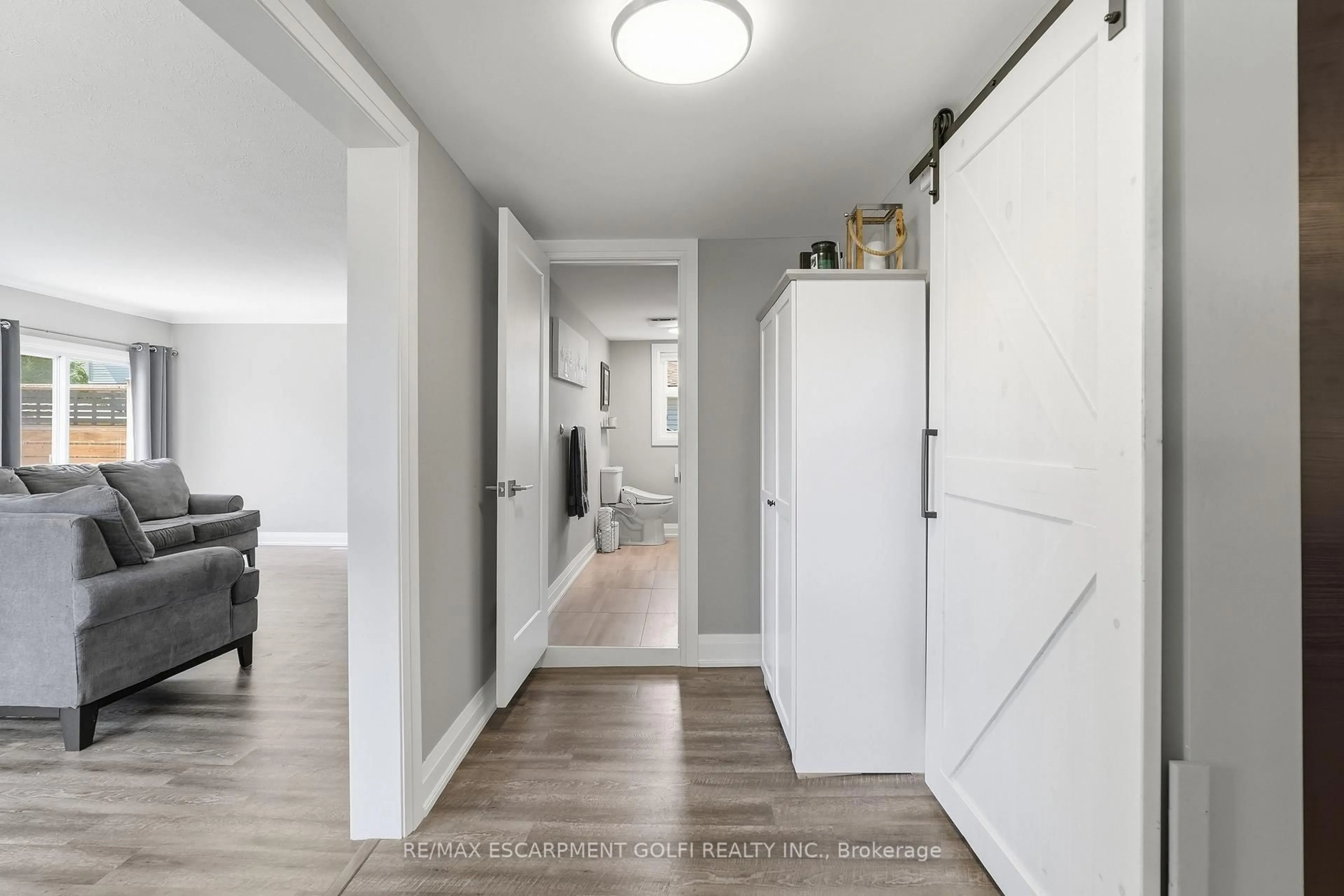 Indoor entryway for 162 Mary St, Thorold Ontario L2V 1J5