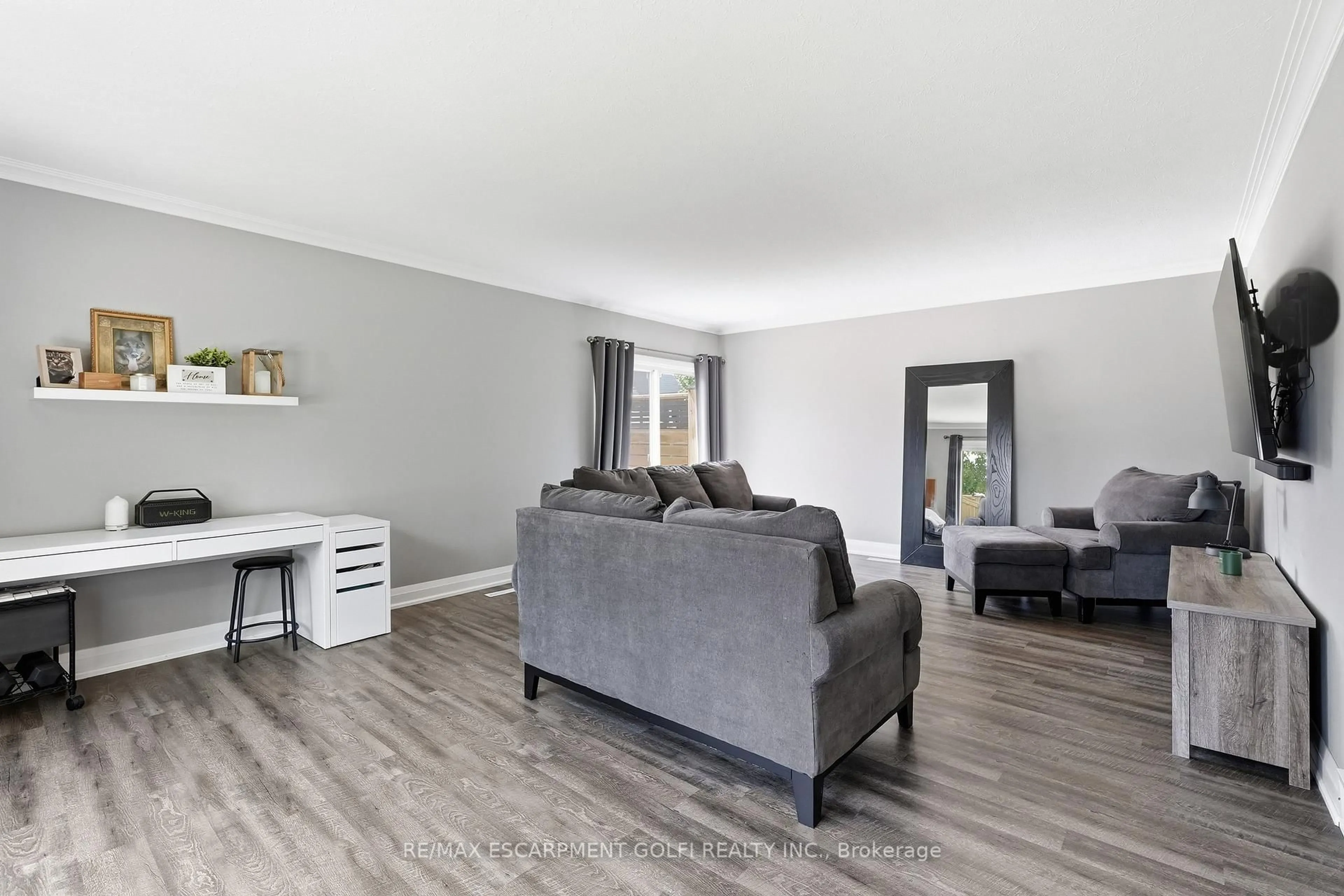 Living room with furniture, wood/laminate floor for 162 Mary St, Thorold Ontario L2V 1J5